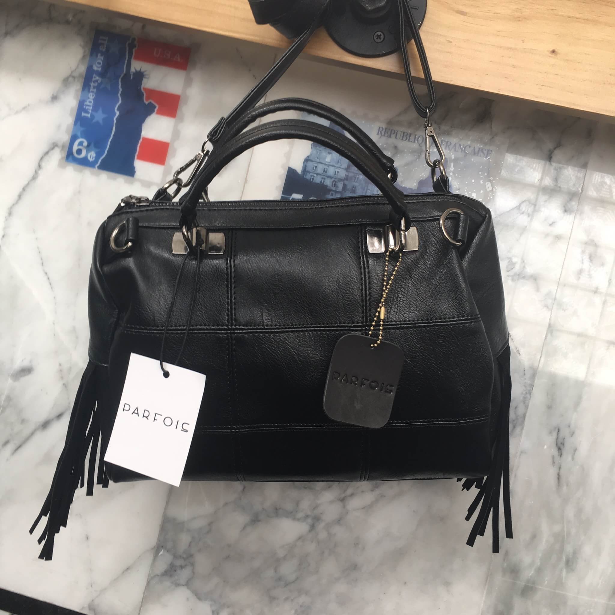 ใหม่ล่าสุด ทรง classic ตลอดกาล จากแบรนด์ PARFOIS ตัวกระเป๋าขนาดกำลังดี หนังเนื้อนิ่ม ลายหนังสวยมากค่า ออกแบบมาเท่มากๆคะ ใบนี้ ด้านข้างประดับด้วย frink หนังกลัลเกร๋มากกกก ด้านหน้าตีลายตาราง มีหูจับ 2 ด้าน #ที่สำคัญ มี สายให้ถึง 2 เส้น คือ สายสะพายแบบสั้น แ