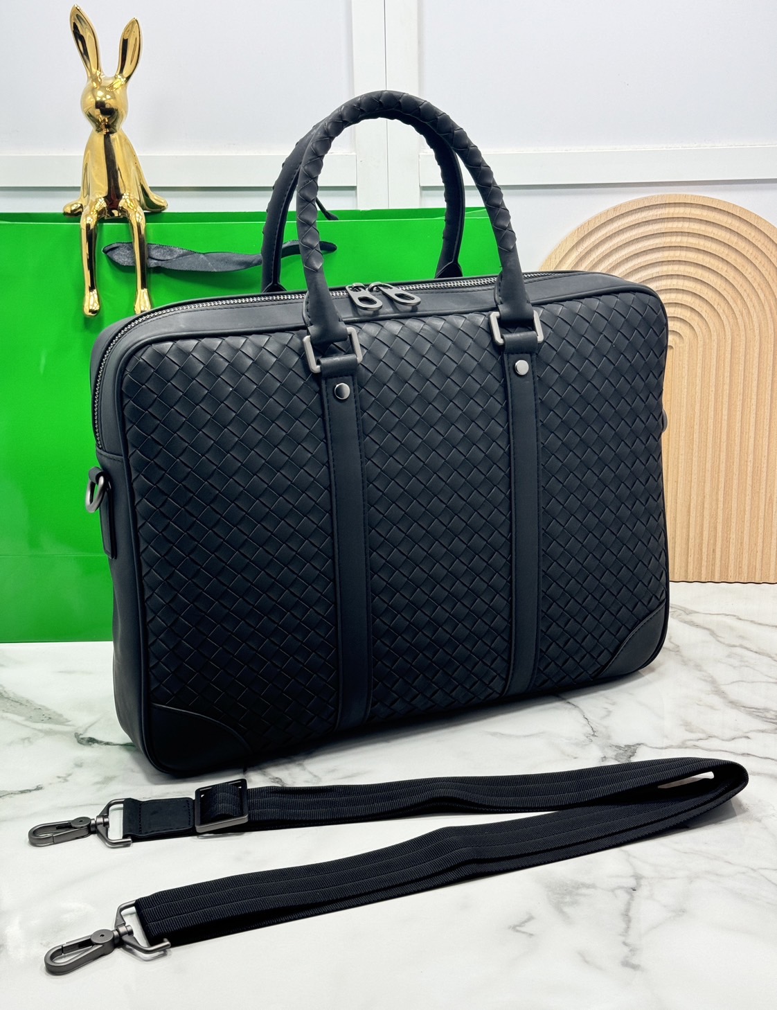 ORI หนังแท้ | Bottega Getaway Slim Intrecciato Leather Briefcase / Bottega Messenger Bag กระเป๋าใส่เอกสาร กระเป๋าทรงแมสเซ็นเจอร์ สวยเรียบหรูคลาสสิกเป็นเอกลักษณ์ โดดเด่นด้วยงานสานตาราง ดีไซน์เรียบง่าย แต่ดูแพง ไอเท็มสุดปัง!!