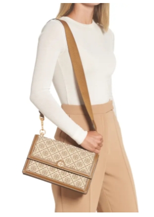 สีใหม่ Hazelnut Large Size TORY BURCH T Monogram jacquard shoulder bag ฮอตไอเท็ม ที่สาวๆเค้ารู้กัน!! กระเป๋าสะพายไหล่ ดีไซน์ทรงสวย คลาสสิคแฝงความหรู วัสดุผ้า jacquard ตัดขอบด้วยหนังแท้ เปิด-ปิดด้วยกระดุมแม่เหล็ก ใช้งานง่าย ภายในโล่งกว้าง แบ่งสัดส่วนสวย ใส