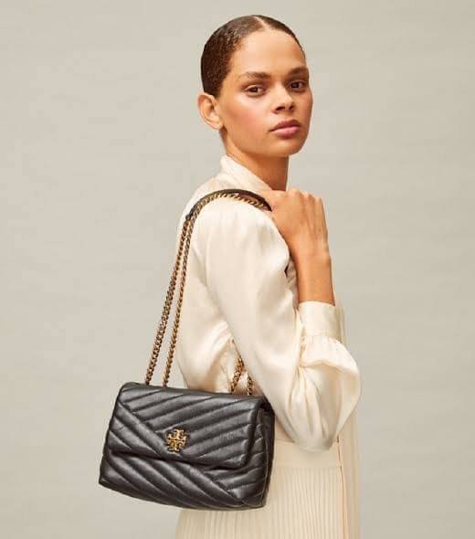 Small : Tory Burch Kira Chevron Small Convertible Shoulder Bag เป็นกระเป๋าที่ใช้ในการออกงานสำคัญหรือวันที่มีปาร์ตี้สังสรรค์ คุณควรเลือกใช้กระเป๋าที่มีดีไซน์สะดุดตา เพราะจะช่วยยกระดับและเพิ่มเสน่ห์ให้กับตัวคุณเองมากยิ่งขึ้น หากเป็นงานทางการ เช่น งานราตรีสุ