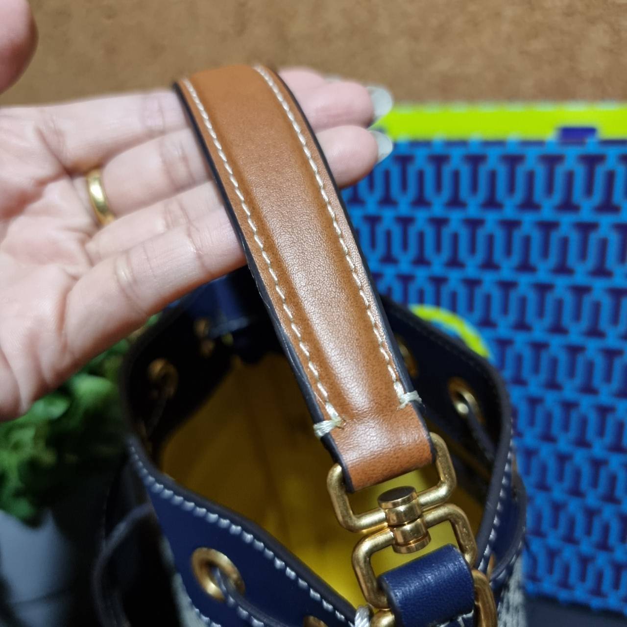 TORY BURCH T MONOGRAM JACQUARD MINI BUCKET BAG ที่สุดของรุ่นที่ตามหา!! ไอเท็มที่สาวๆเฝ้ารอ กระเป๋าบัคเก็ตทรงสวย ไซส์มินิ ที่ดาราเซเลปใช้กันมากมาย มาแล้วในราคาที่จับต้องได้