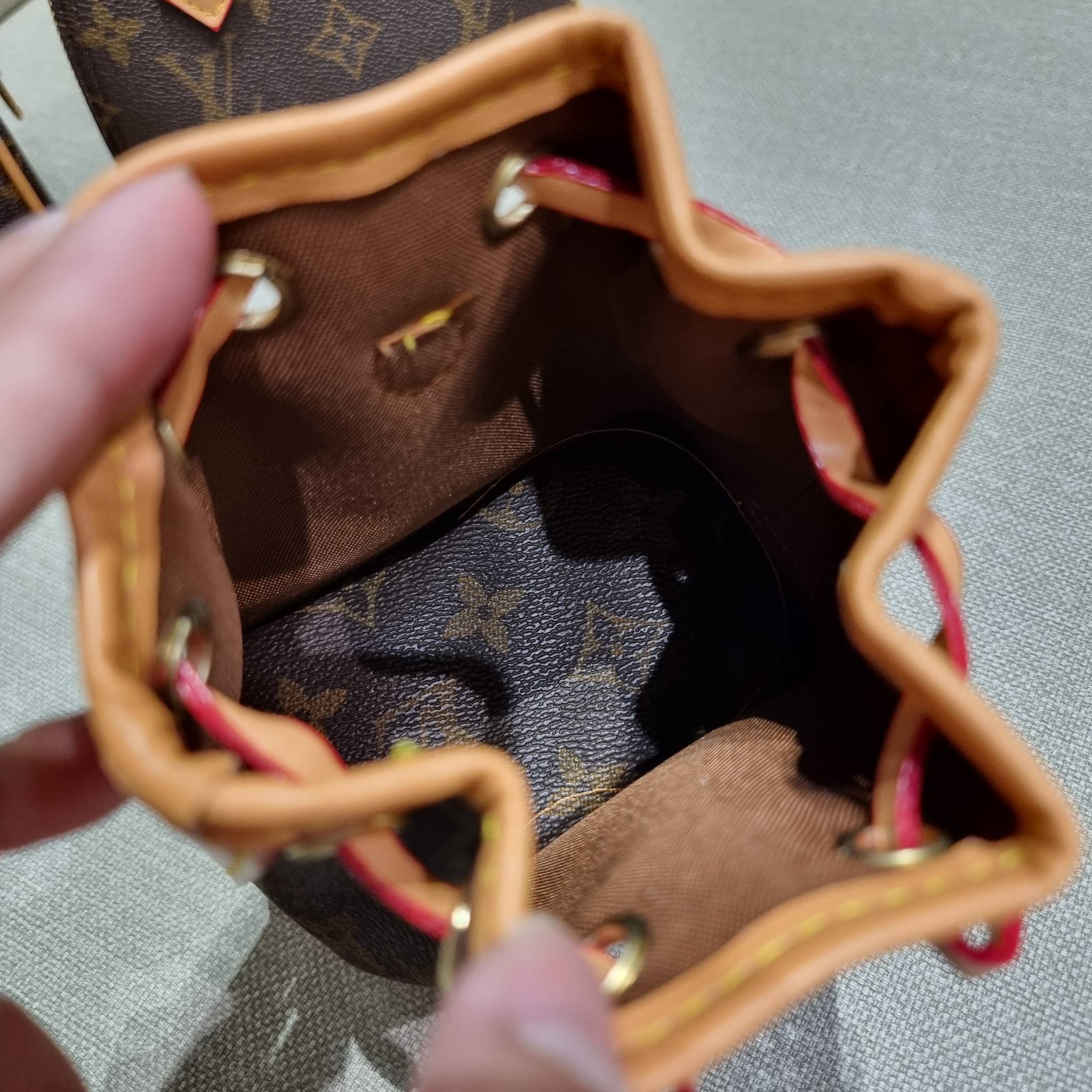 LV TRIO MINI ICONES ใหม่ล่าสุด น่ารักน่าใช้ ที่รวบรวมรุ่นสุดยอดที่เป็นดั่งไอคอนนิค ให้ทุกคนได้สะสมครบคอลเลคชั่น ในไซส์มินิ วัสดุหนังแคนวาสทุกใบ มีสายสะพายข้างให้ เกี่ยวทุกใบรวมสะพายทีเดียว หรือแยกใช้วันแบบ วันละสไตล์ สลับได้ไม่มีเบื่อ มาพร้อม box set ครบ 