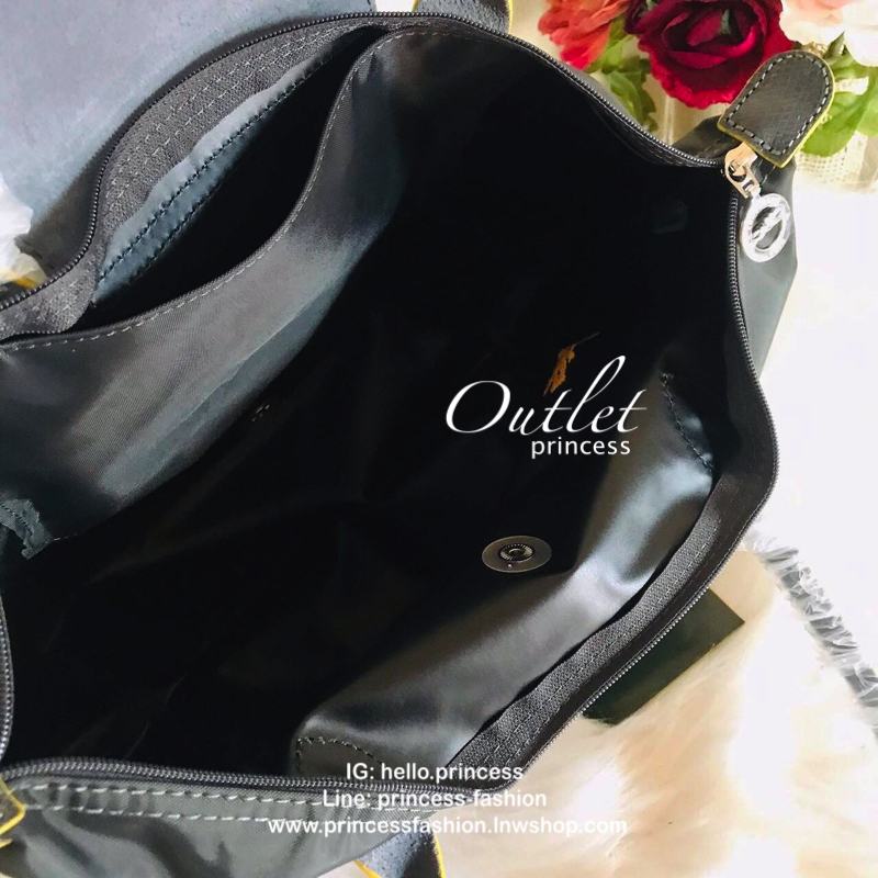 Size : M Longchamp Le Pliage Club Tote Bag กระเป๋าสะพายรุ่นยอดนิยม วัสดุเนื้อผ้า Nylon Canvas เคลือบกันนำ้ ตัดด้วยหนังแท้ น้ำหนักเบา ดีไซน์เรียบง่ายแต่เต็มไปด้วยความคลาสสิก เป็นที่ชื่นชอบไปทั่วโลก Longchamp ปรับโฉม LE PLIAGE ด้วยการปักลายรูปม้า-ตราสัญลักษ