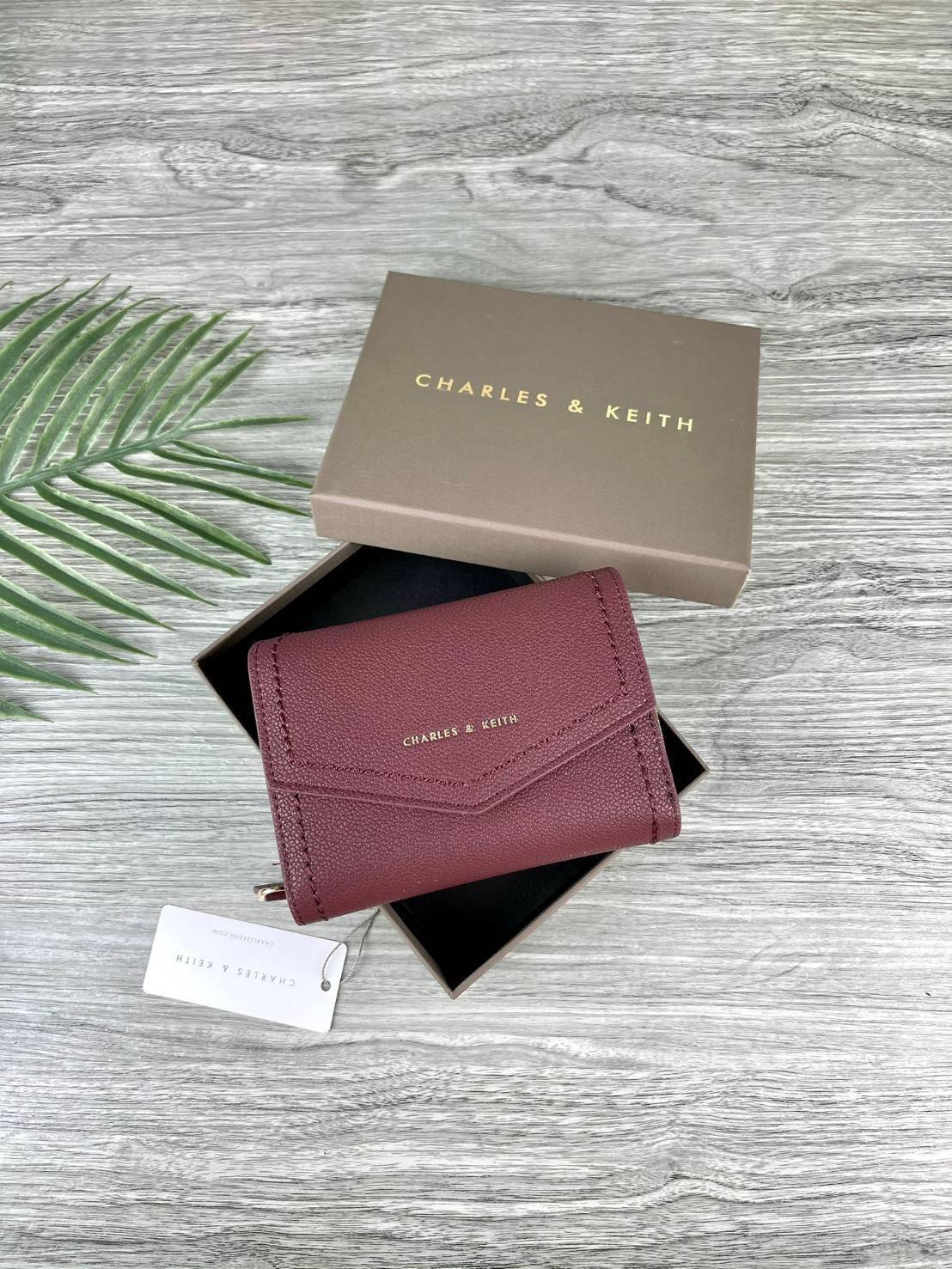 CHARLES & KEITH ENVELOPE SMALL WALLET กระเป๋าเงินใบกลาง วัสดุหนังพิมพ์ลายสีสวยน่ารัก ด้านหน้าปั๊มโลโก้แบรนด์ เปิดปิดด้วยกระดุมแม่เหล็ก