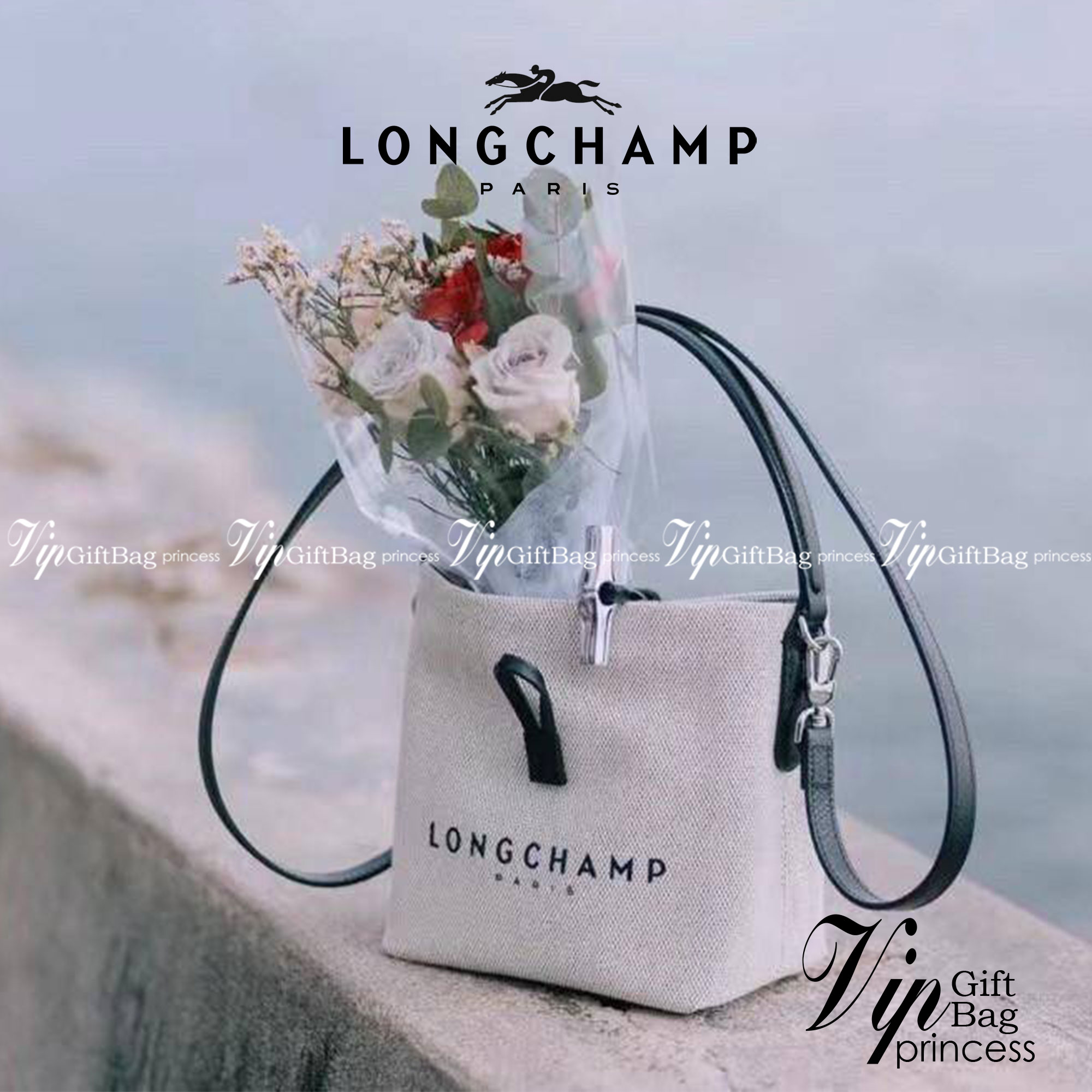 LONGCHAMP Roseau Bucket Bag กระเป๋าทรงถัง ถือหรือสะพายไหล่ได้ วัสดุผ้าฝ้าย แต่งหนังวัวลายนูน มีซับใน ด้านในกระเป๋าซิป1 กระเป๋าเล็ก1 อะไหล่เงิน มีสายยาวถอดสายได้ ปรับระดับไม่ได้ ดาราเซเลปใช้เพียบ รุ่นเดียวกับคุณแอนใช้ Hot Item!!!! ใบจริงสวยมากน้ำหนักเบา จุ