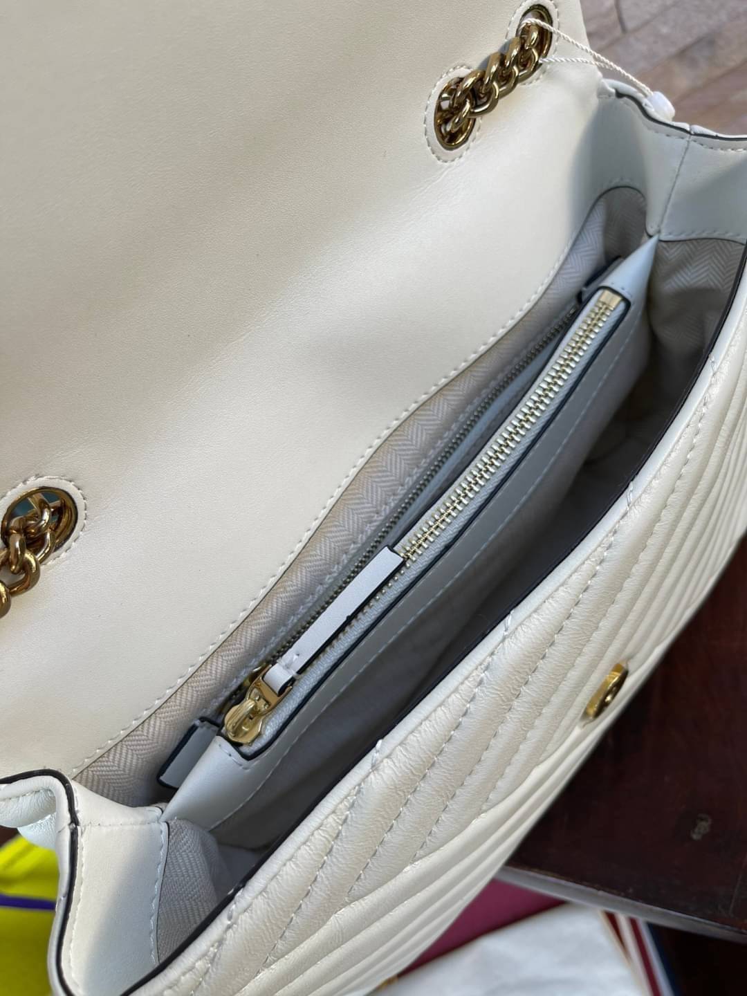 Large : Tory Burch Kira Chevron Quilted Convertible Leather Crossbody Bag เป็นกระเป๋าที่ใช้ในการออกงานสำคัญหรือวันที่มีปาร์ตี้สังสรรค์ คุณควรเลือกใช้กระเป๋าที่มีดีไซน์สะดุดตา เพราะจะช่วยยกระดับและเพิ่มเสน่ห์ให้กับตัวคุณเองมากยิ่งขึ้น หากเป็นงานทางการ เช่น