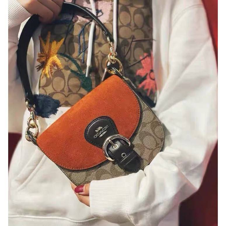 COACH C5691 KLEO SHOULDER BAG 17 IN SIGNATURE CANVAS ใหม่สุด!! สวยหรูไม่มีใครเกิน!! กระเป๋าสะพายสวยครบสูตร แค่เห็นก็ปิ๊ง!!วัสดุหนังแคนวาสสลับหนังแท้ ลงตัวที่หนึ่ง เปิด-ปิดด้วยสายคาดแม่เหล็กในตัว โดดเด่นมากๆ ภายในเป็นช่องโล่ง มีสายสะพายมาให้ถึง 2 แบบ สายคล