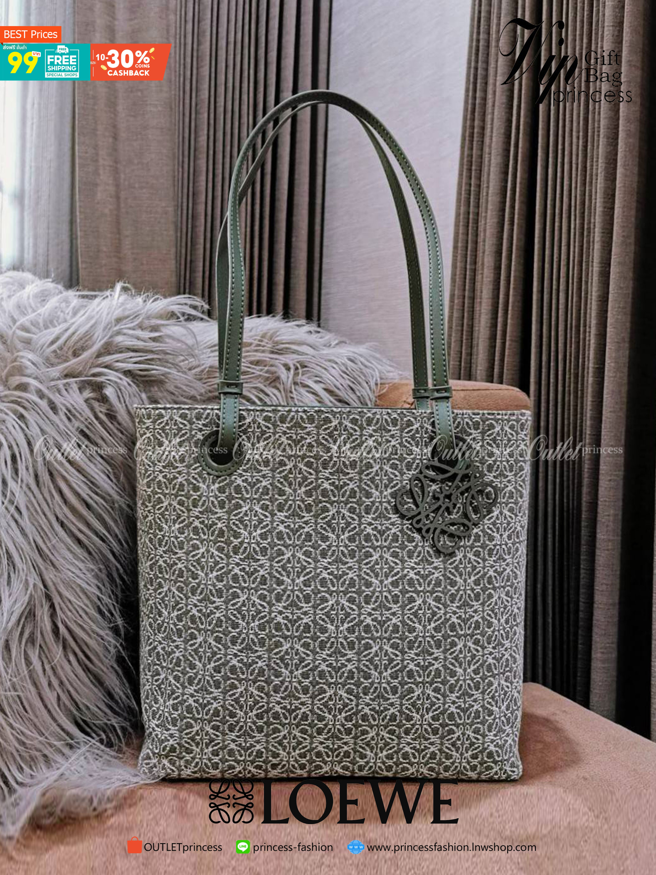 LOEWE ANAGRAM TOTE BAG VIP GIFT WITH PURCHASE GWP พรีเมี่ยมกิ๊ฟ Limited จาก LOEWE PERFUME DUTYFREE ไอเท็มใหม่! ดีไซน์สวยคงเอกลักษณ์ด้วยวัสดุ Anagram Canvas Jacquard Fabric ผสมผสานหนังแท้ Calfskin ลงตัวสุดคลาสสิค ขนาดกำลังดี น้ำหนักเบา ใส่เอกสาร A4 Noteboo