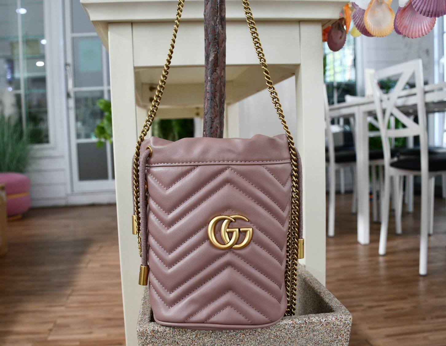 VIP 】Gucci GG Marmont mini bucket bag กระเป๋าสะพายข้าง Premiumgift วัสดุหนังแท้ ด้านในโล่ง มีช่องใส่บัตร3ช่อง ใส่กระเป๋าตังค์ ใส่โทรศัพท์ Iphone+ ได้ สายโซ่ยาว Crossbody ได้ ถอดสายได้ น้ำหนักเบา มาพร้อมถุงผ้าแบรนด์ ใบนี้คือที่สุด คุณหนูมากมาย ไม่ควรพลาดเล