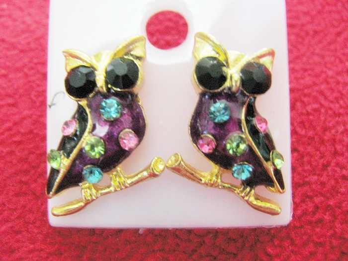 สินค้าหมดค่ะ ต่างหูนกฮูกสีดำประดับพลอยยืนบนกิ่งไม้ค่ะ