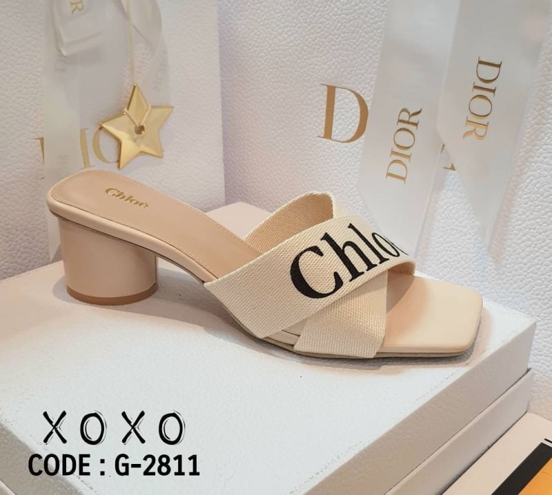 Chloe' รองเท้า งานสวม ไค้วครอสเอ็กซ์ วัสดุสายคาดผ้าแคนวาสตีแบรนด์ ตัวหุ่มหนังPU ส้นทรงกระบอกทรงกลม แมทส์ชุดง่าย ใส่สบาย