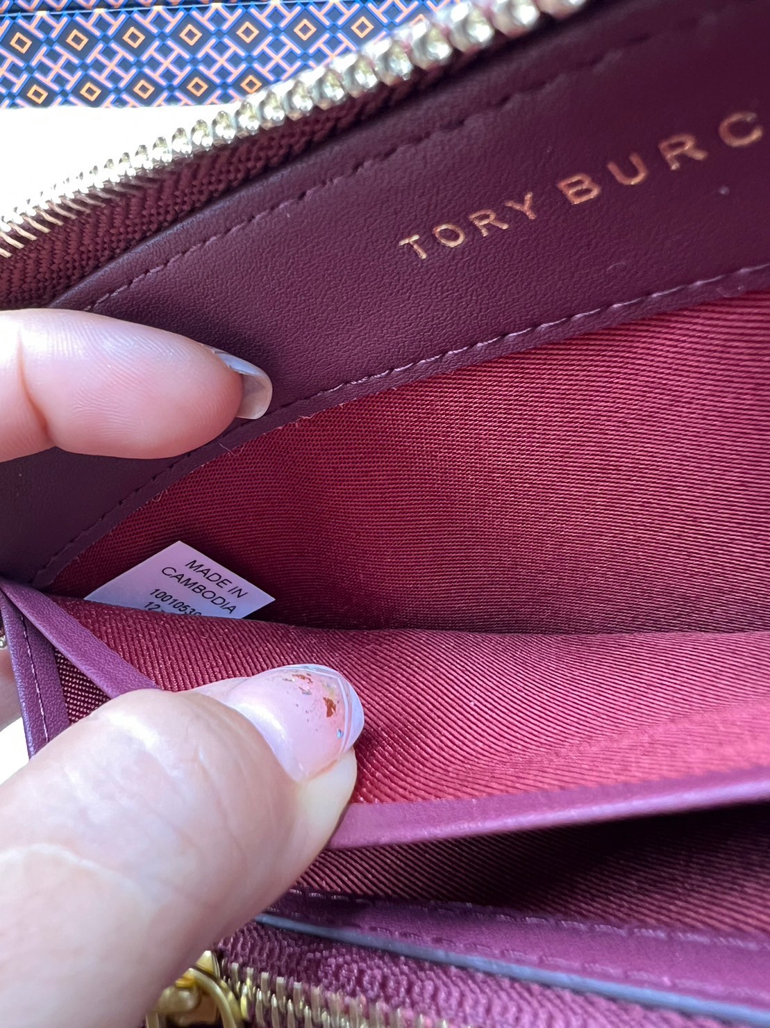 Tory Burch Charlie Zip Continental Wallet / Tory Wallet พร้อมส่ง กระเป๋าสตางค์ใบยาวสุดคลาสสิก ยังความเรียบหรูดูแพงด้วยโลโก้ด้านหน้า เป็นกระเป๋าสตางค์ทรงยาว ที่สามารถใส่บัตรได้หลายใบ