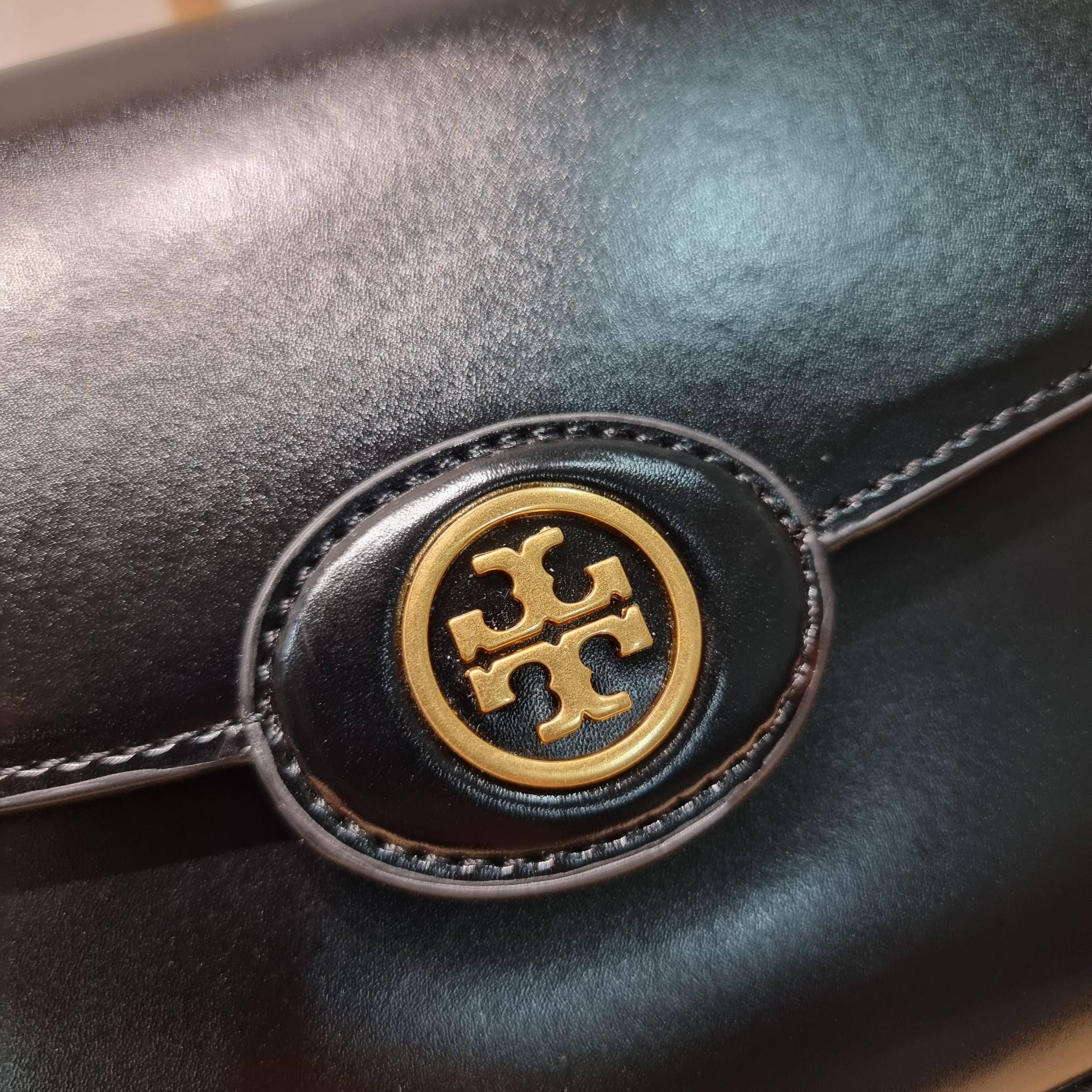 TORY BURCH ROBINSON SPAZZOLATO CONVERTIBLE SHOULDER BAG คอลเลคชั่นใหม่ สวยก่อนใคร ในราคาสุดคุ้ม! กับกระเป๋าสะพายไหล่ ดีไซน์สุดหรู หนังแก้วเงาสวยคม สีผู้ดี รูปทรงใช้งานได้ทุกลุค