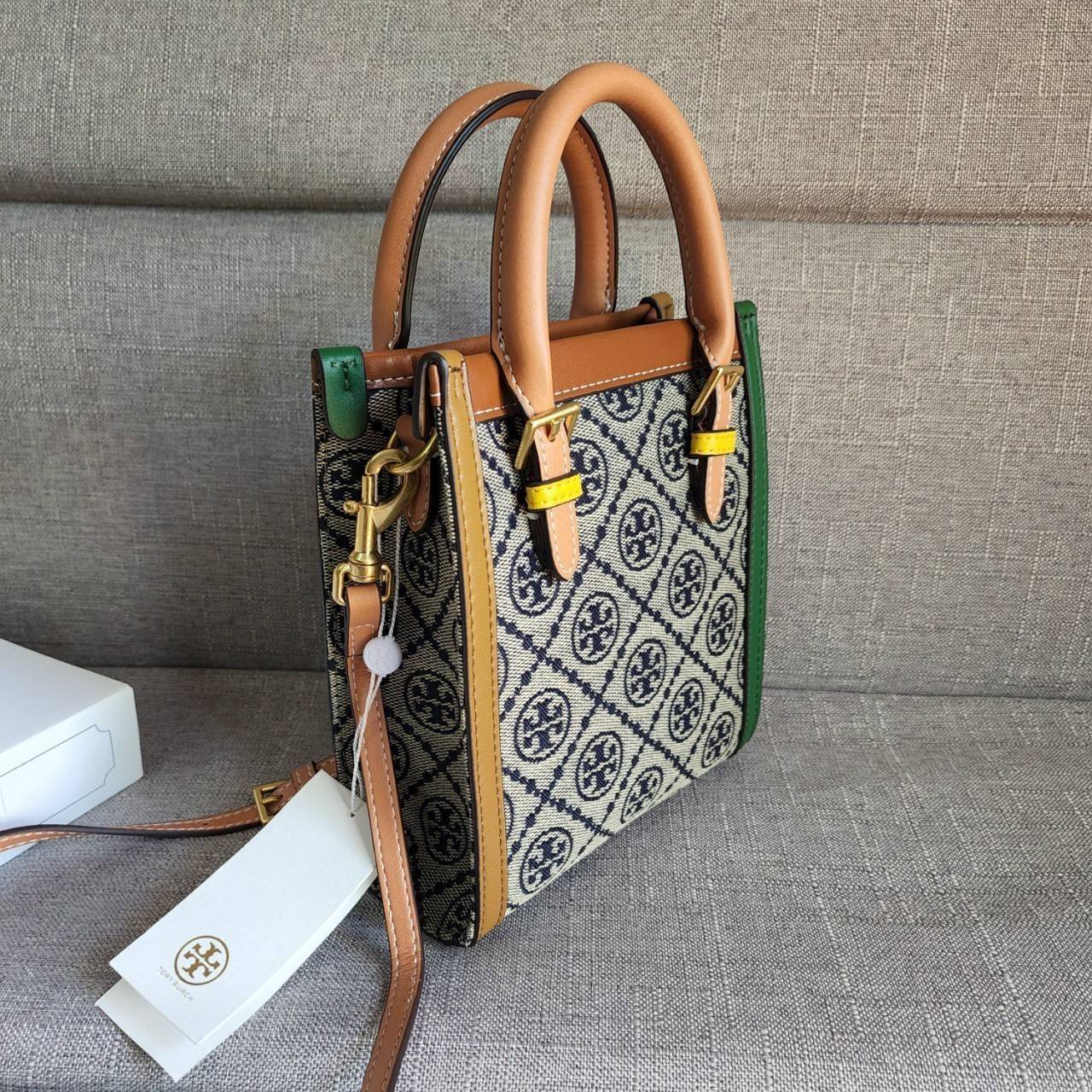 TORY BURCH T MONOGRAM COLORBlOCK JACQUARD MINI TOTE คอลเลคชั่นใหม่ล่าสุด ครอบครองก่อนใคร ไอเท็มยุคนี้รุ่นที่ควรมีติดตู้คะสาวๆ วัสดุ jacquard สลับหนังแท้ หูจับ มาพร้อมสายสะพายข้างหนังแท้ ปรับระดับได้ สายสามารถถอดออกได้ ภายในเป็นช่องโล่ง ใส่มือถือได้ กระเป๋