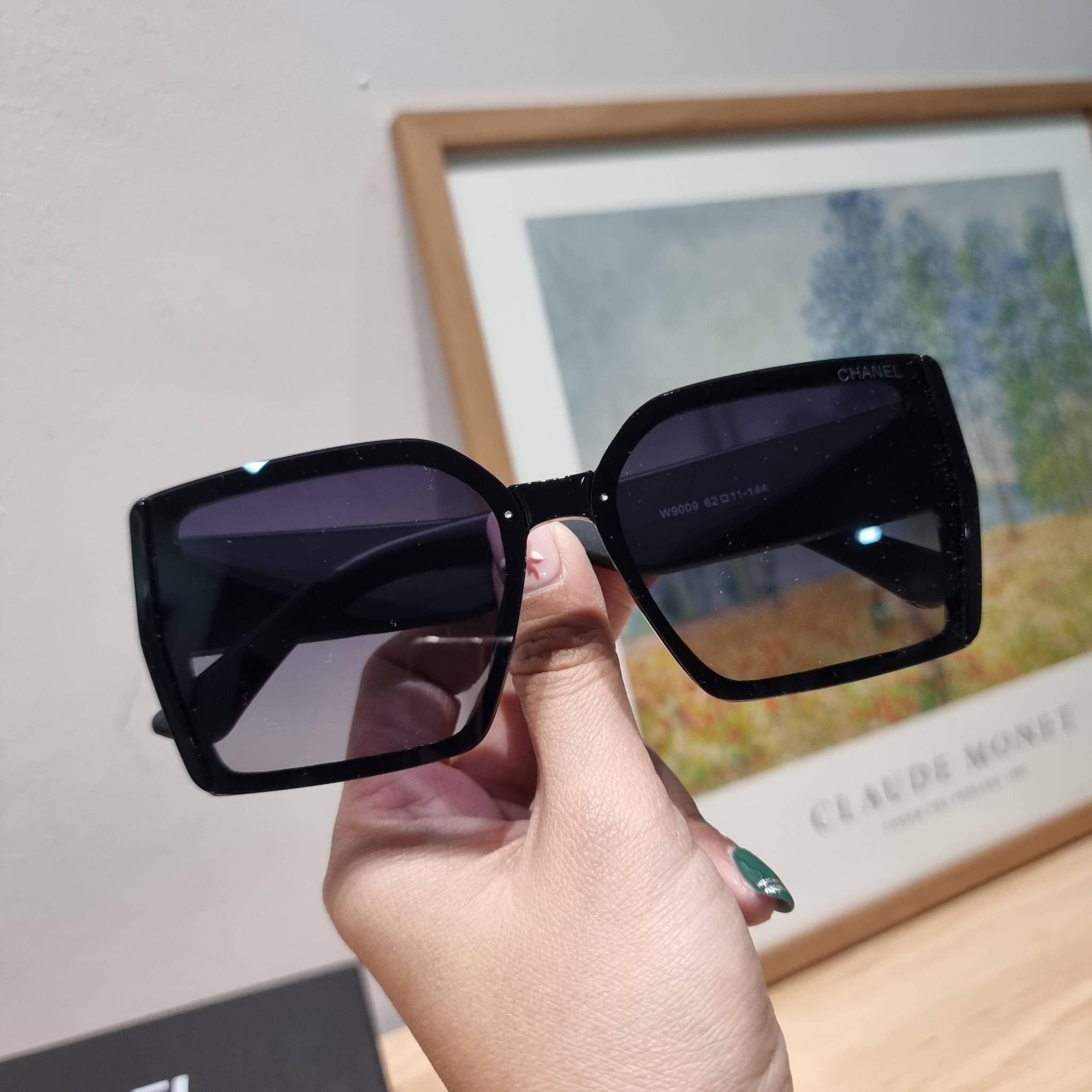 Chanel Sunglasses UV protection gift Box set สุดคุ้ม มาพร้อมอุปกรณ์ครบเซ็ท ดีไซน์ชิคมากแม่!! รับรองไม่ซ้ำใคร ใส่เสริมโหงวเฮ้ง ดูผู้ดี มีพกติดตัวไว้ไม่ตกเทรนด์ ใช้ได้ทุกโอกาส