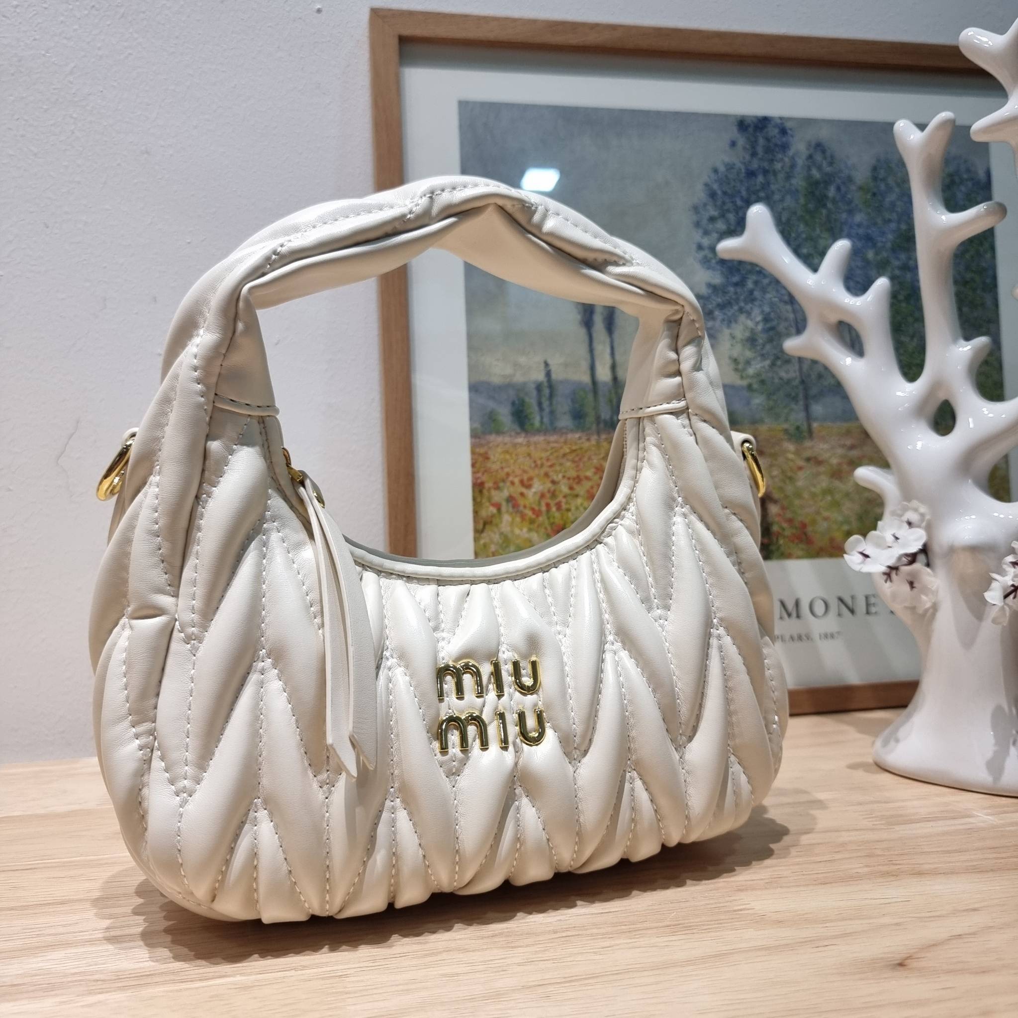 MIU MIU WANDER MATELASSÉ MINI HOBO BAG ไอเท็มสับๆอีกหนึ่ง ที่ต้องมีใช้ได้แล้ว กับกระเป๋าถือ/สะพาย ทรงโฮโบ คิ้วท์สุด ปังสุด ตัวแม่ อินฟลู ดาราเค้าใช้กันเพียบ