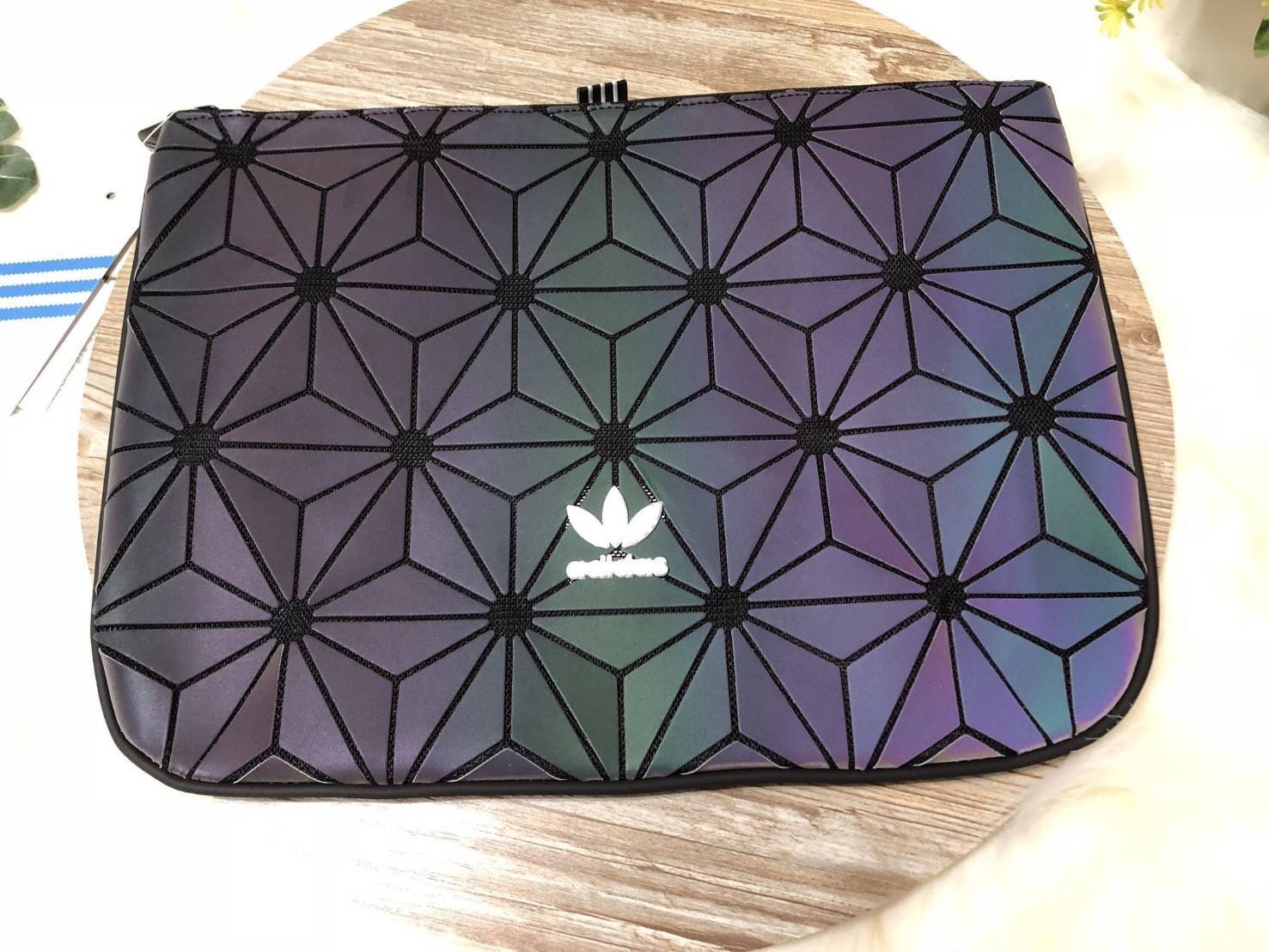 Adidas 3D SLEEVE ใส่โน๊ตบุคขนาด 12 นิ้วได้ ใบนี้หายาก สามารถถือเป็นคลัช ใส่ของพกพาสะดวก ใส่เครื่องสำอาง ได้มาจำนวนจำกัด รุ่นนี้ใส่ A4 ได้นะคะ