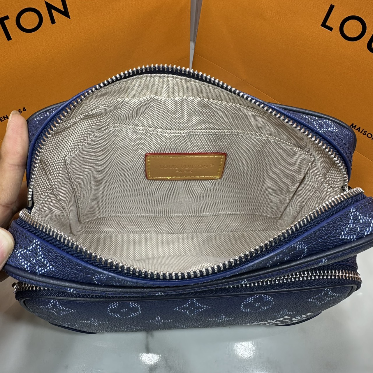 ORI หนังแท้ | LV Nil Messenger PM Navy Green กระเป๋าสะพายทรงแมสเซ็นเจอร์ สีใหม่ดีไซน์ใหม่