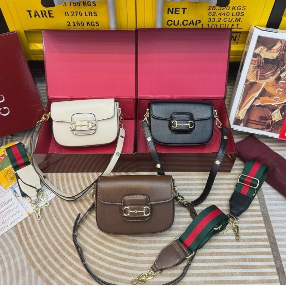 GUCCI Horsebit 1955 small shoulder bag เป็นรุ่นที่มาเพิ่มกี่รอบก็ไม่เคยพอ!! เด็ดสุด!! ฮ็อตสุด!! ให้สิบว้าวไปเลยกับใบนี้ 🤩🤩 กระเป๋าสะพายไหล่/สะพายข้างทรงคลาสสิค สวยผู้ดี ดารา เซเลปใช้กันเพียบ สวยอยู่ทรง