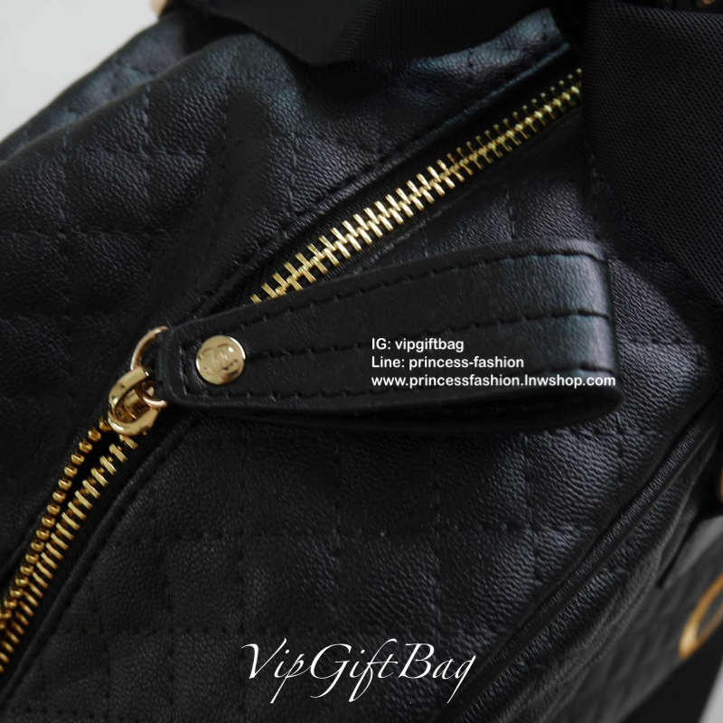 CHANEL VIP GIFT TRAVEL BAG (XL) กระเป๋าเดินทางแบบถือไซส์ใหญ่พิเศษ พรีเมี่ยมกิ๊ฟของเเท้จาก CHANEL วัสดุหนังสังเคราะห์ ลายตารางเนื้อหนาสีดำ เต็มใบ ด้านในเปิดปิดด้วยซิปที่จับหนัง (มีหนังสำหรับรวมหูให้ด้วยกระดุม) ใส่เสื้อผ้าได้มากกว่า4-5ชุด สายสะพายยาวมีที่รอ