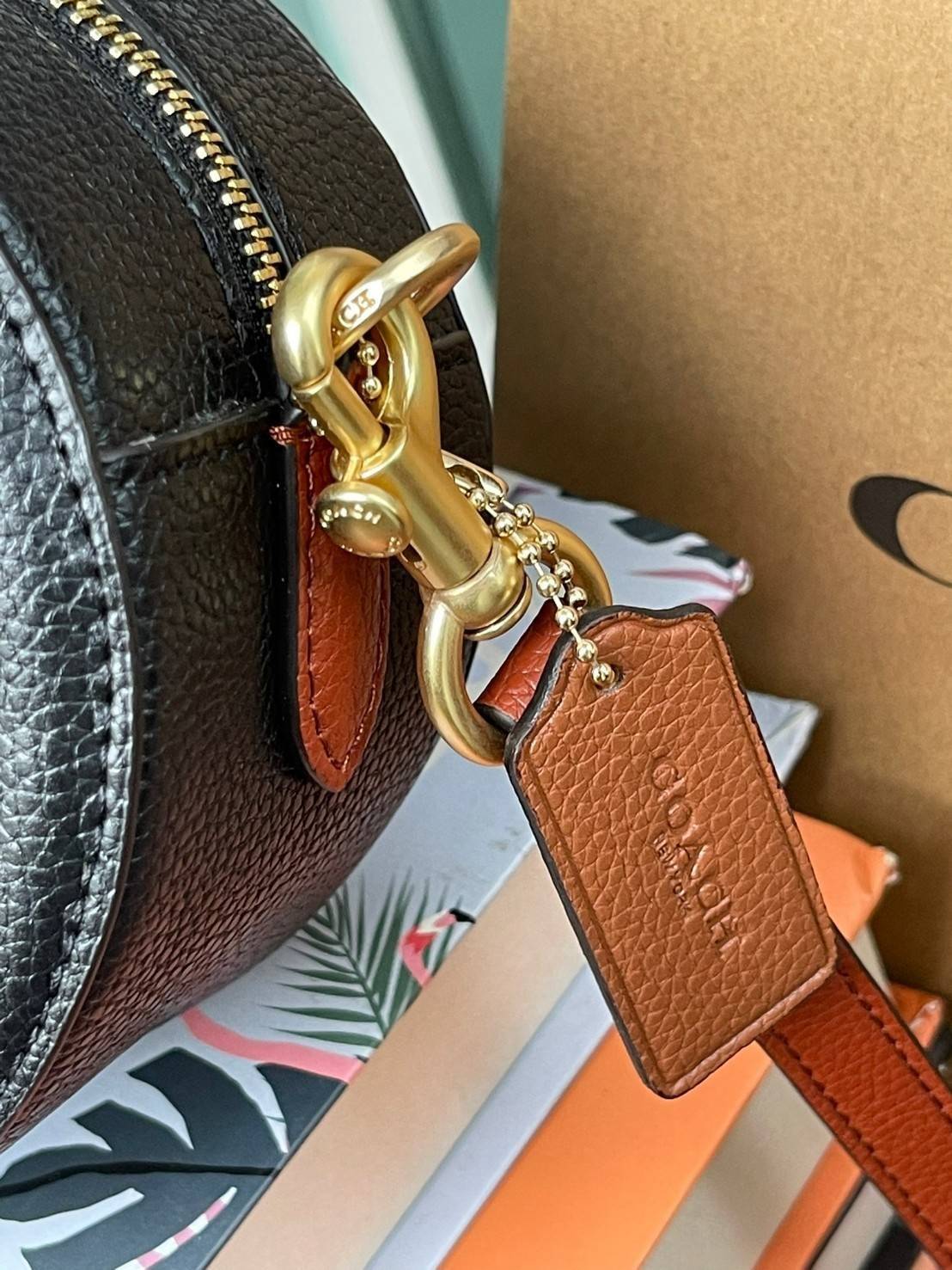 COACH CAMERA BAG IN COLORBLOCK WITH HORSE AND CARRIAGE (COACH C4164) กระเป๋าที่ดีไซน์ออกมาในทรงสะพายไหล่และทรง Camera คาดว่าเป็นรุ่นที่สาว ๆ เห็นแล้วจะต้องสะดุดตาเป็นพิเศษกับดีไซน์อันโดดเด่นที่ดูมีสไตล์ ไม่ว่าจะเป็นในวันสบาย ๆ หรือวันพิเศษก็สามารถนำไปมิกซ