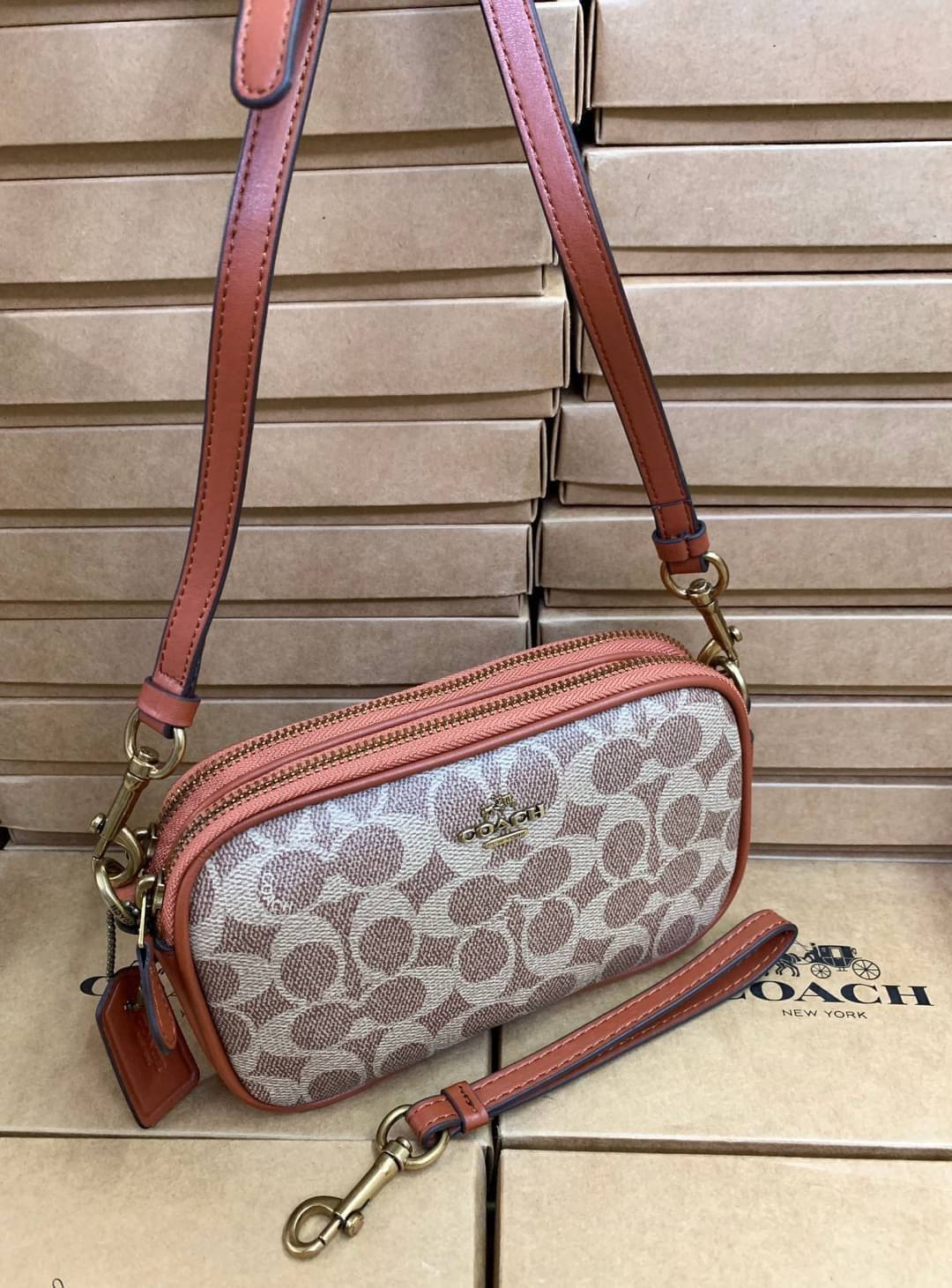 COACH CROSSBODY CLUTCH IN SIGNATURE BAG 💋รุ่นฮิต+สีหายากค่ะ!! กระเป๋าสะพาย+คล้องมือได้ วัสดุหนังแท้ผสมpvcค่ะ มีช่องซิปคู่ ภายในช่องใส่มือถือได้ทุกรุ่น;กระเป๋าเงินใบสั้นได้ ใส่ของจำเป็นสาวๆได้ครบค่ะ มีช่องเสียบบัตร2ช่อง และช่องโล่งให้ใส่ของจุกจิกค่