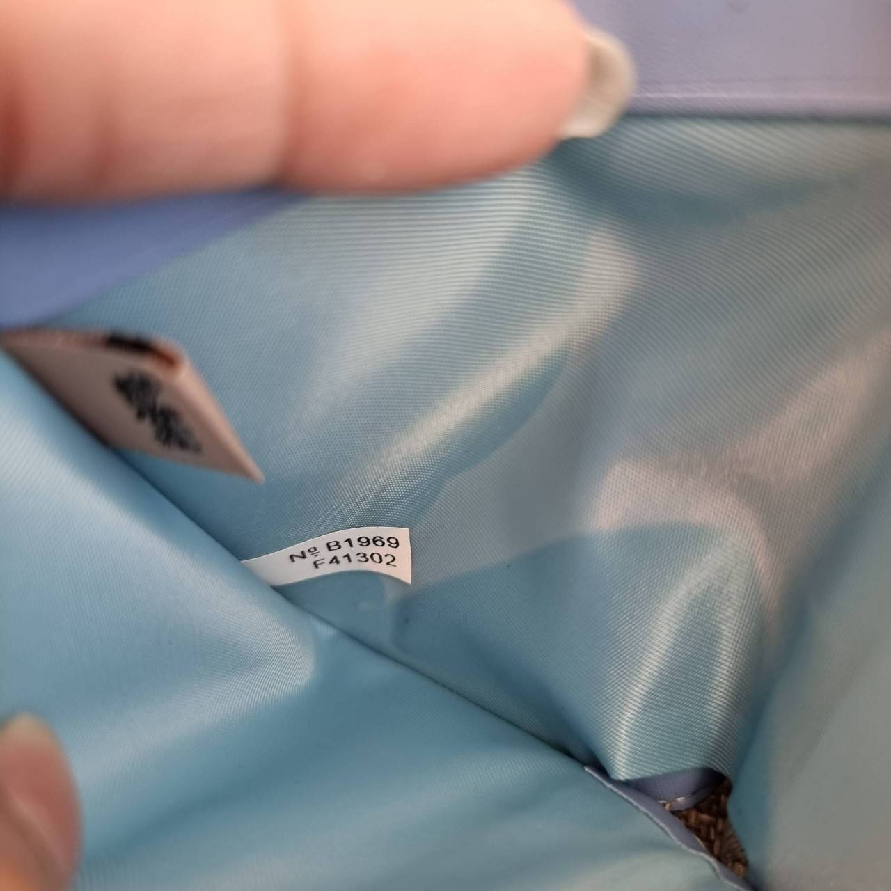 OUTLET 】COACH F41302 SMALL TRIFOLD WALLET IN SIGNATURE CANVAS สวยคลาสสิค พกพาง่าย ใบเล็กน่ารักน่าใช้ ต้องยกให้ใบนี้จ้า 💗💋 ตอบโจทย์คนชอบพกน้อยที่สุด!! กระเป๋าสตางค์ใบสั้นหนังแคนวาสเคลือบคุณภาพดี ภายในเป็นหนังแท้ ใส่บัตร ใส่ธนบัตรได้ทุกชนิด 