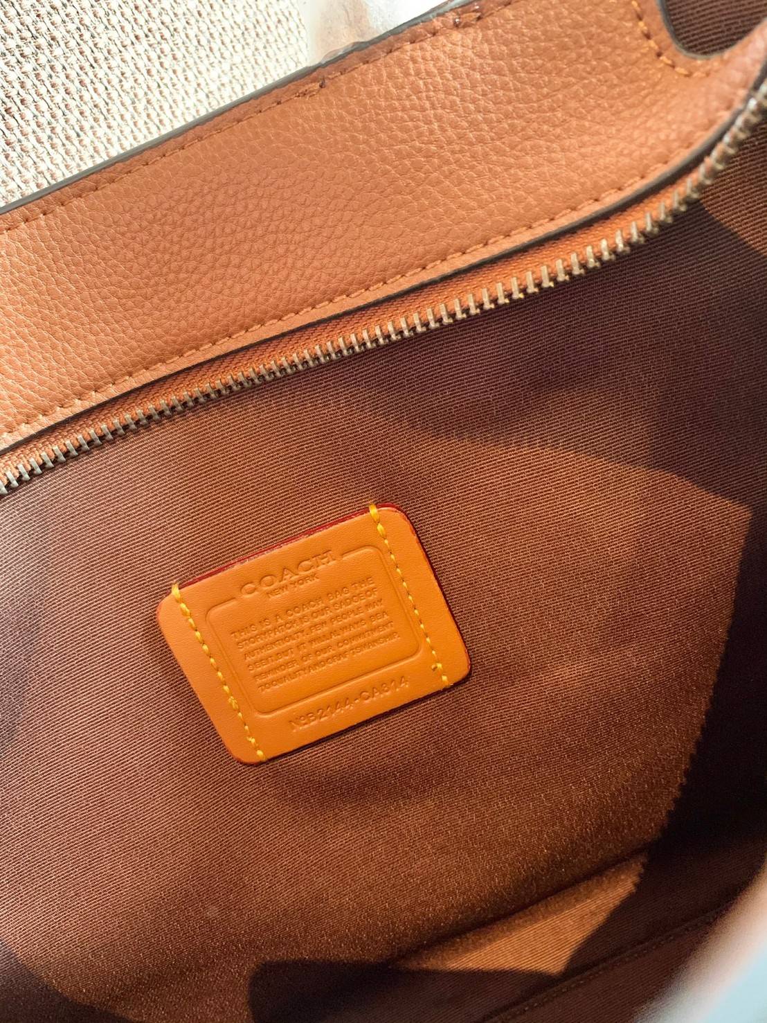 COACH COLORFUL GOTHAM TOTE SIGNATURE ((CA814)) รุ่นนี้ใช้ได้ทั้งผู้ชายและผู้หญิง ขนาดกลางๆกำลังสวยเลยค่ะ ใหม่ล่าสุด ก่อนใคร! กับกระเป๋าที่รังสรรค์สีออกมาได้สดใส เรียกได้ว่าจัดเต็มในเรื่องสีมีเดียวค่ะ หนังแท้ ลายหนังสวย บวกกับโลโก้แบรนด์ทั้งใบที่ลงลายสีได้