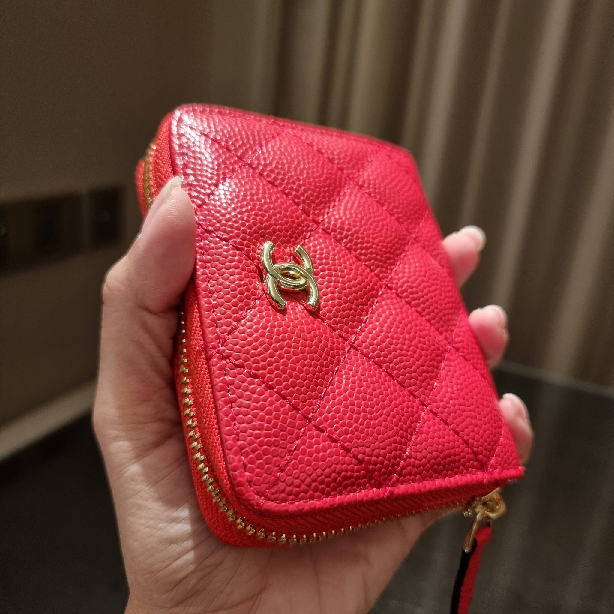 กระเป๋าสตางค์ใบสั้นรุ่นซิปรอบ จาก Chanel เรียบหรู ดูไฮน์ วัสดุหนังสังเคราะห์ลายคาร์เวีย ด้านในเป็นหนังซาฟเฟียโน่ เปิด-ปิดด้วยซิป รูดใช้งานง่าย ภายในกระเป๋ามีช่องใส่บัตร ใส่ธนบัตรได้ (แบบพับ) ดีไซน์เรียบหรูตามสไตล์ ใช้แล้วเฮง ใช้แล้วรวย จัดเลยจ้าา 🥰