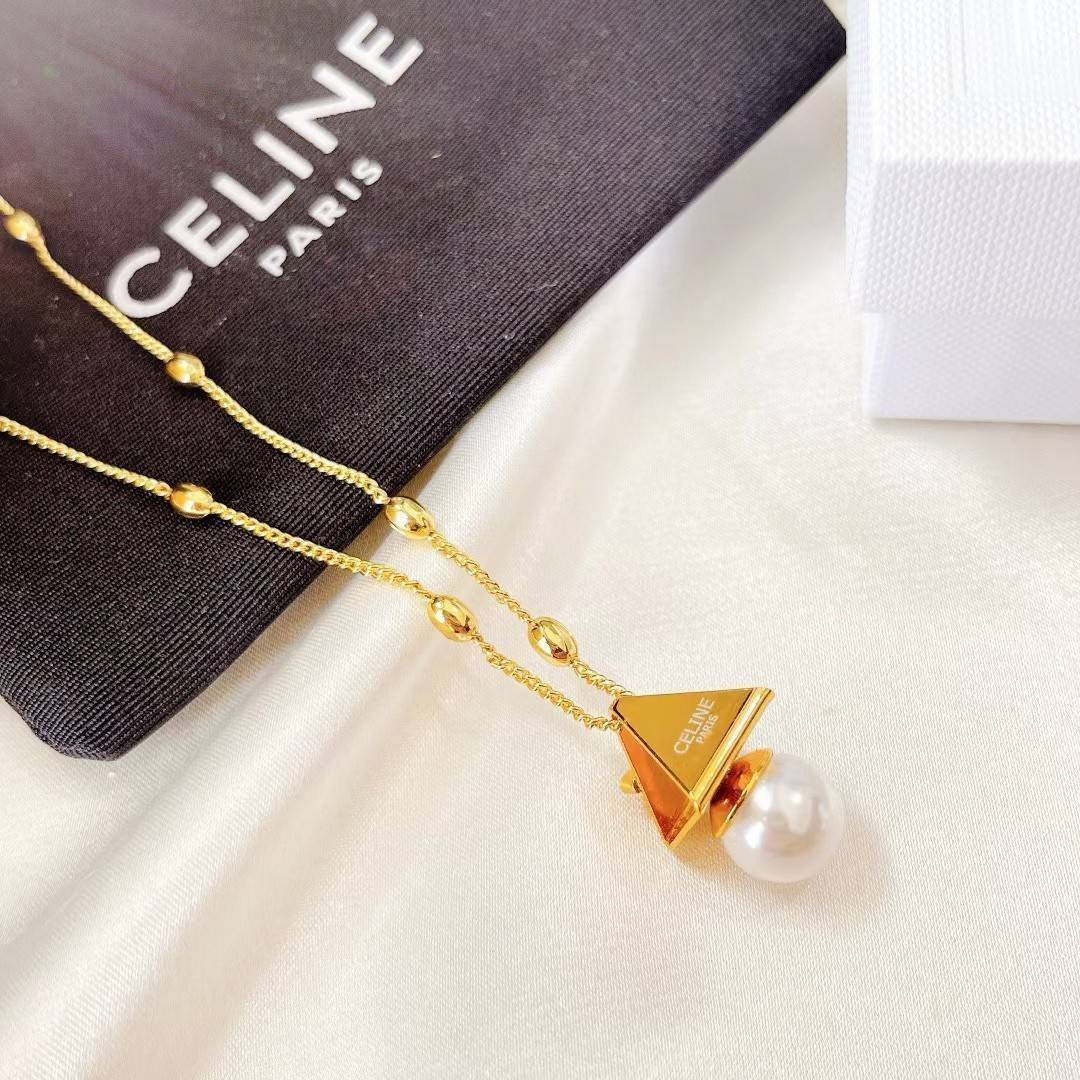 CELINE NECKLACE VIP สร้อยคอพร้อมจี้ดีไซน์สุดหรูคลาสสิคหายากชวนสะสมไอเท็มแบบนี้นานๆจะหลุดมาให้ช้อปจะซื้อใช้เองหรือมอบเป็นของขวัญก็เลิศหรูดูดี สินค้ามาพร้อม Original Package ถุงผ้ากำมะหยี่แบรนด์ กล่องและถุงกระดาษแบรนด์ Dutyfree ห้ามพลาดค่ะ!