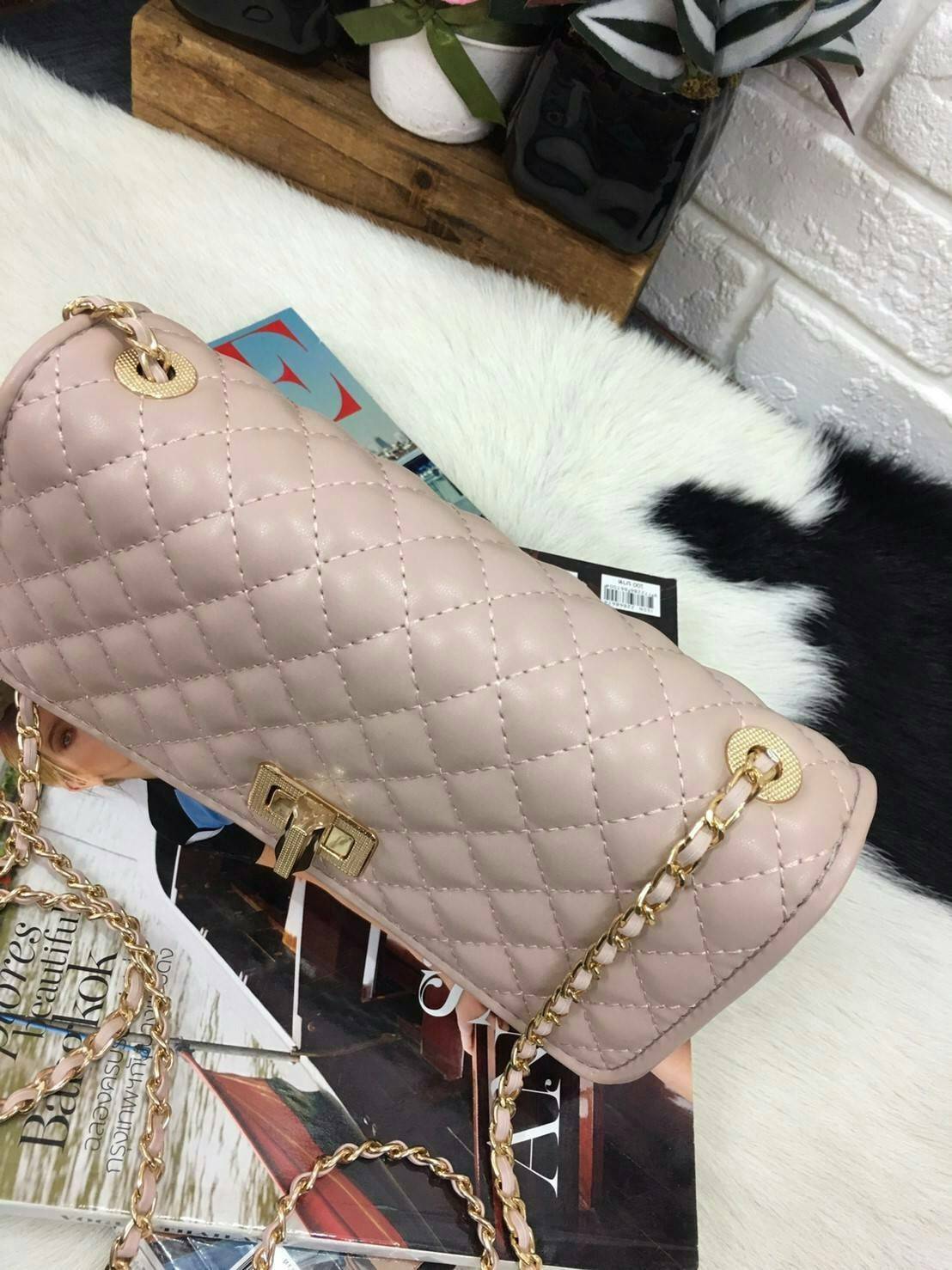 Charles&kieth quilted chain strap bag กระเป๋าขนาดมินิคลัช หนังPU เย็บตารางนูนทั้งใบ ด้านหน้าเปิด/ปิด แบบตัวบิดหมุน ด้านหลังมีโลโก้แบรนด์นูน ภายใน มีช่องใหญ่ ประกอบด้วย ช่องซิป ช่องการ์ด และมีช่องย่อย ใส่ของได้จุคุ้มสุด ๆ พกพาสะพายได้ทุกวัน น้ำหนักเบา จะสะ