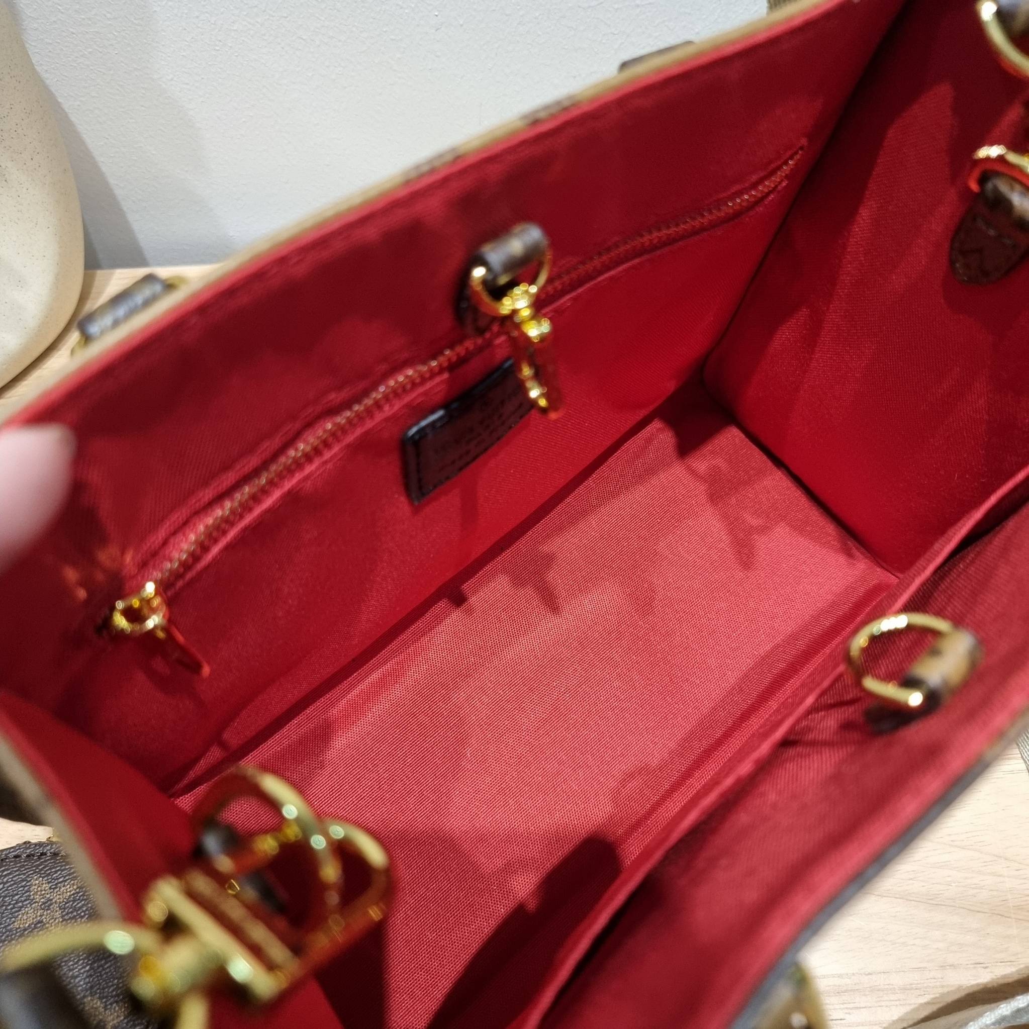 LV Onthego Small Bag กระเป๋าทรงโท้ทดีไซน์ใหม่ พร้อมสายสะพายสปอร์ตและใบลูก LV small tote with strap โทนสีคลาสสิคใช้งานง่าย ตอบโจทย์ได้ทุกลุค ทุกสไตล์