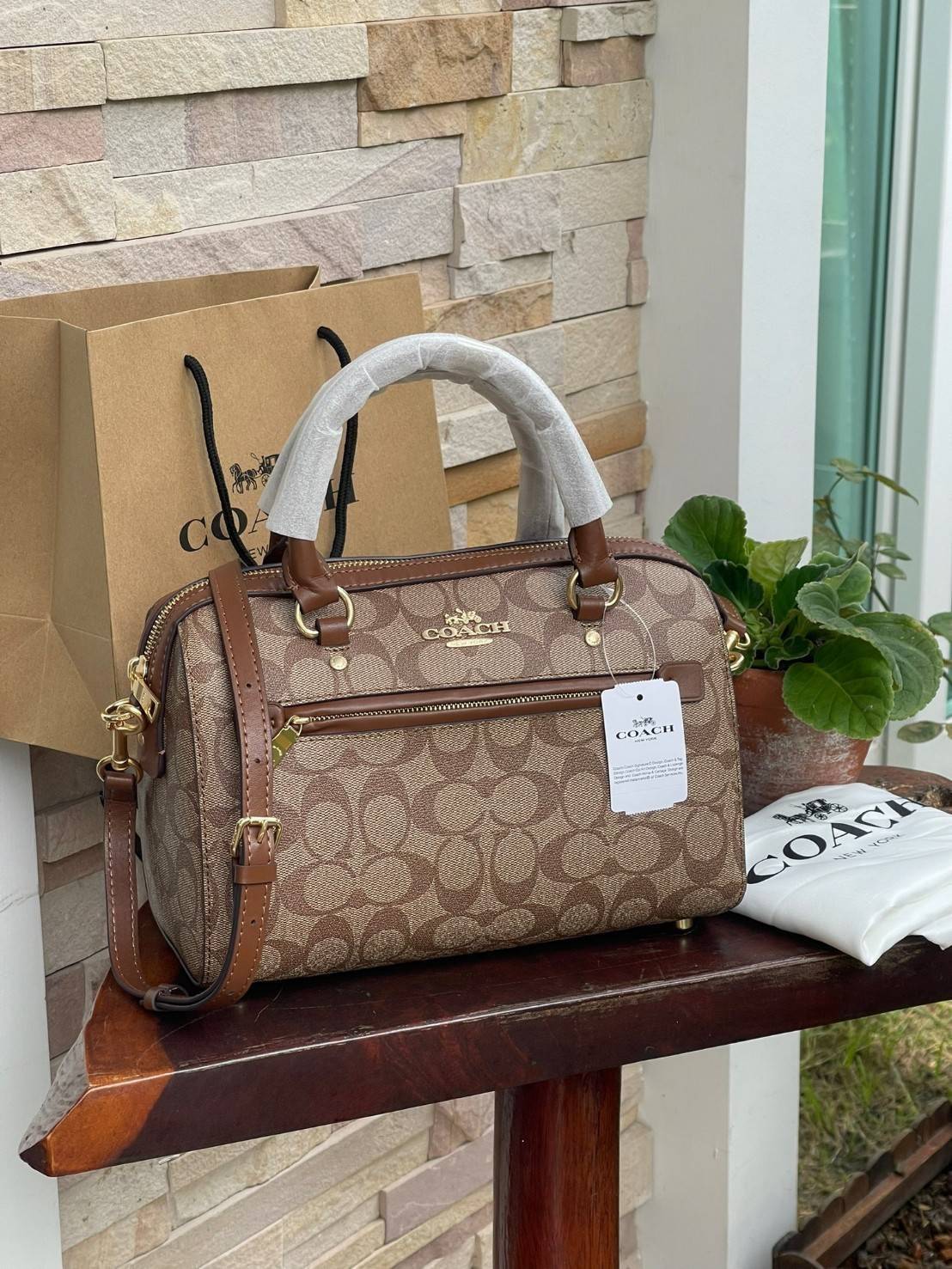 COACH Signature Canvas Rowan Satchel Crossbody จุดเด่นของกระเป๋าทรงsatchel bag คือรูปทรงของกระเป๋าดูแข็งแรง มั่นคง ไม่เสียทรงง่าย มาพร้อมหูหิ้วที่ด้านบนของกระเป๋า ลายแคนวาสที่เป็นซิกเนเจอร์แบบเอกลักษณ์ ช่องใช้งานทุ้งภายในและภายนอก นอกจากนี้ กระเป๋าประเภทน