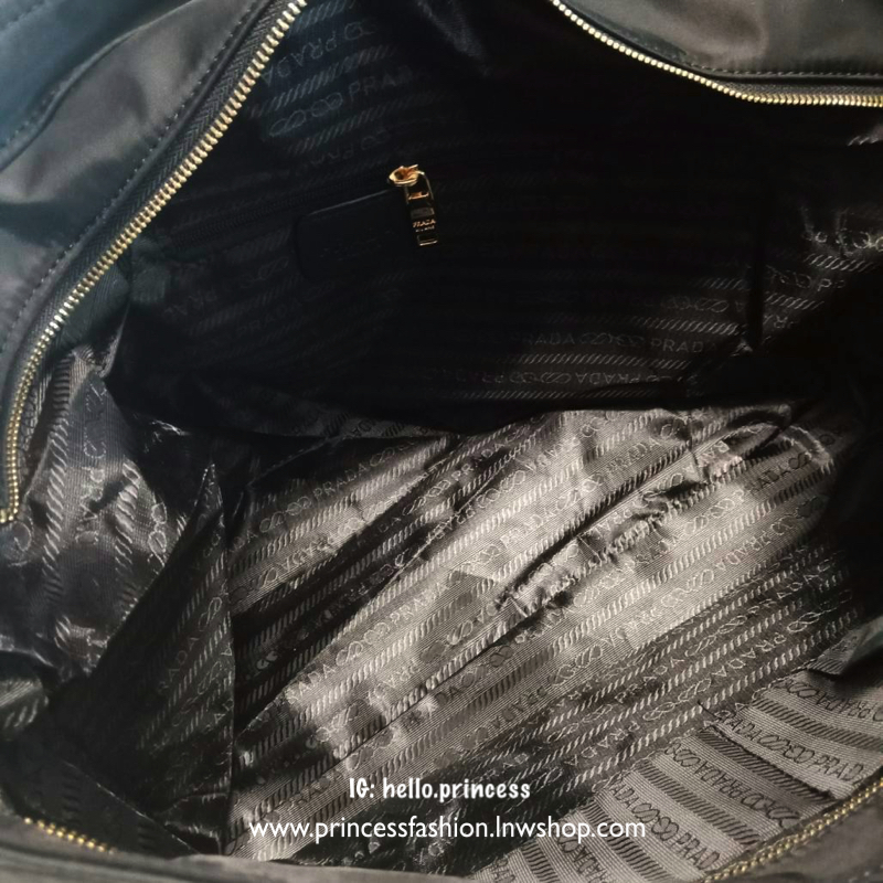 รุ่นยอดฮิต นำกลับมารีสต๊อคใหม่ค้าาาาา จากแบรนด์ prada จุของได้แน่นมากกก ใหญ่มาก เหมาะกับสาวๆ ทุกคนคะ ทุกคนต้องมีจริงๆ จะใส่ของไปเรียน ไปเที่ยว ไปติวหนังสือกับเพื่อน ก็หมดห่วง เพราะสามารถใส่ สมุด หนังสือหรือ labtop ได้สบายๆ วัสดุ ทำจาก Nylon อย่างดีกันน้ำ1