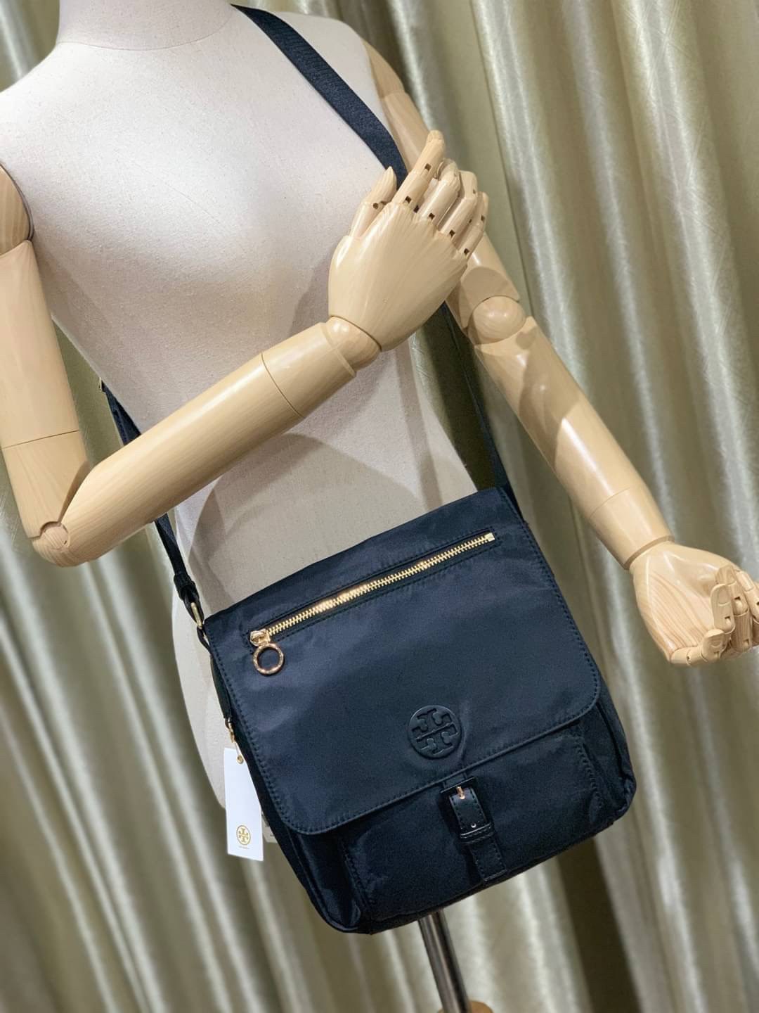 ของแท้ 💯% TORY BURCH NYLON CROSSBODY BAG กระเป๋าสะพาย แบบ CROSSBODY วัสดุ NYLON ทั้งใบตัดด้วยหนังลาย SAFFIANO เปิดปิดแบบฝาพับปลอดภัย มีข้องใส่ของใหญ่จุใจ