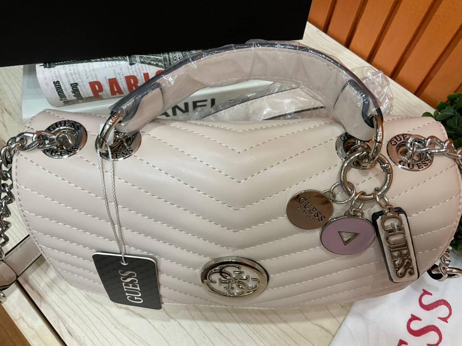 ของแท้ 💯% 】GUESS BLAKELY TOP HANDLE FLAP BAG กระเป๋สะพายรุ่นใหม่ล่าสุด รุ่นยอดนิยมสวยอยู่ทรง วัสดุหนังนิ่ม น้ำหนักเบา มีฐานกว้างตั้งอยู่ทรง ด้านหน้าประดับด้วยโลโก้แบรนด์สวยโดดเด่น