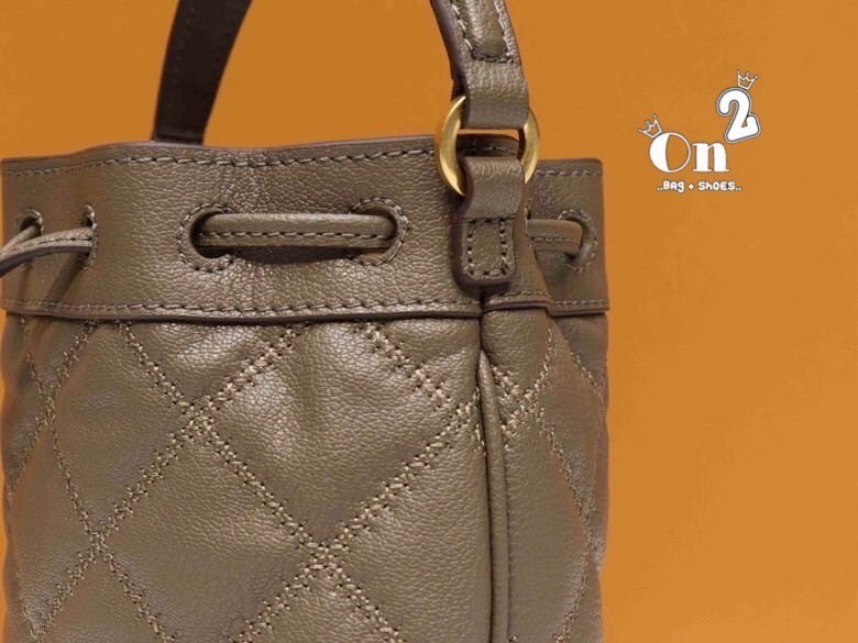 TORY BURCH WILLA MINI BUCKET BAG สุดปัง กระเป๋าสะพายทรงบัคเก็ต สวยผู้ดี โดดเด่นด้วยโลโก้สีทองดูหรู อัพลุคผู้ดี๊ผู้ดี วัสดุหนังแท้ ดีไซน์บุนวม เส้นคมดีเทลหรู เปิด-ปิดหนังรูดปากกระเป๋า มีหูหิ้วในตัว คล้องแขนเก๋ๆ ภายในเป็นช่องโล่ง มีช่องย่อย ใส่ของสำคัญจุกจิ