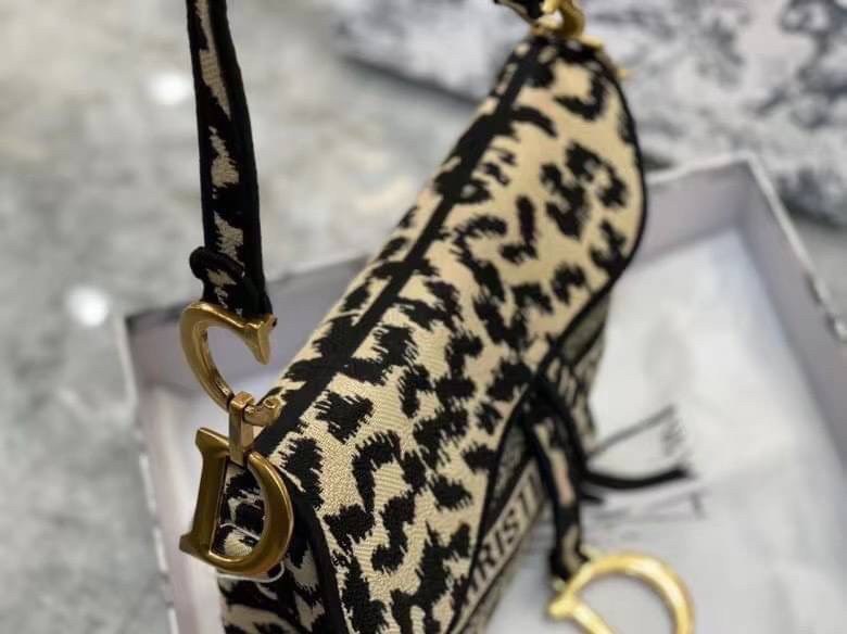 หนังแท้ DIOR SADDLE BAG Oblique Embroidery รุ่นใหม่ทอลายเสือ กระเป๋ารุ่นยอดนิยมตามแบบฉบับแบรนด์ งานทอลายคมชัด ใช้งานได้ 2 แบบ สะพายยาว CROSSBODY และสายสั้นถือได้เก๋ๆ ลุคนี้คูลสุดๆ เลยค่าา ภาพถ่ายจากสินค้าจริง! สวยมาก พร้อมส่งที่ไทยราคาสุดคุ้ม สาวๆ ห้ามพลา