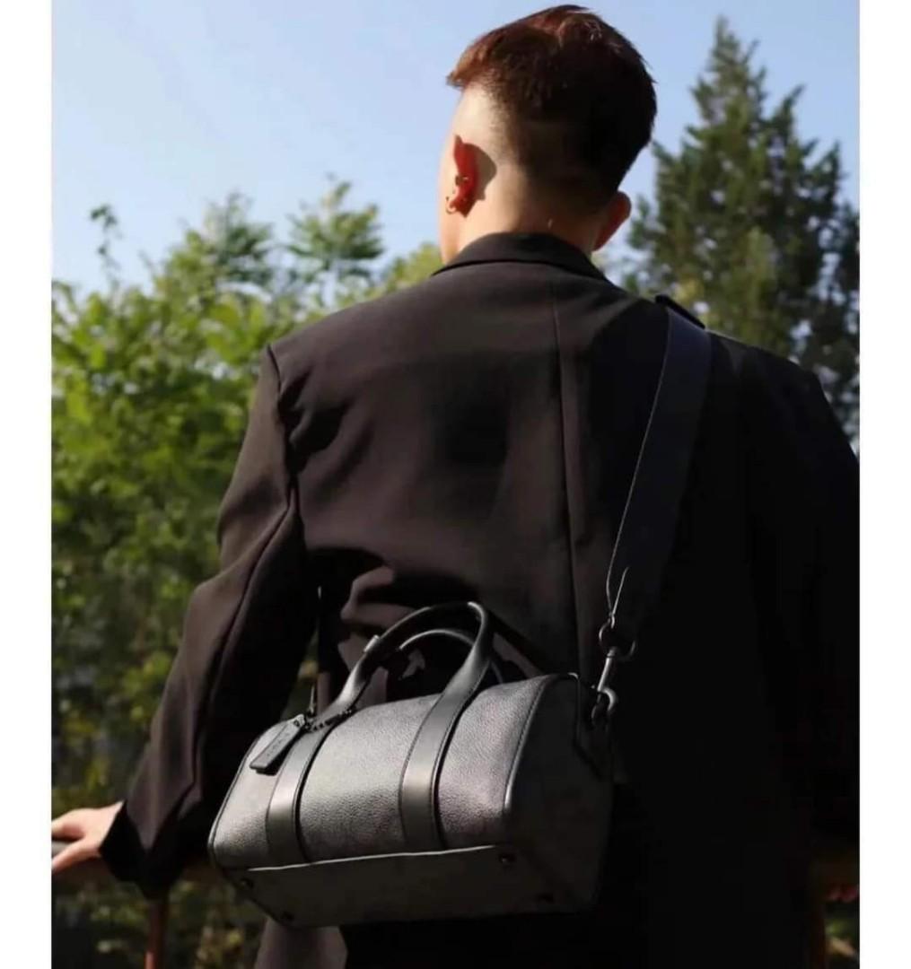 COACH GOTHAM DUFFLE 24 IN SIGNATURE CANVAS CA186 พร้อมส่ง กระเป๋าทรงหมอนรุ่นใหม่บ่าสุดปี 2022 รุ่นนี้สามารถใช้ได้ทั้งชาย//หญิง หนังแท้อย่างดี นิ่มทรงสวย มากๆค่ะ เปิด-ปิดกระเป๋าแบบซิปคู่ด้านบนมีกระดุมรวบหูหิ้วให้ด้วยนะคะ ภายในกระเป๋าสามารถใส่สัมภาระที่จำเป