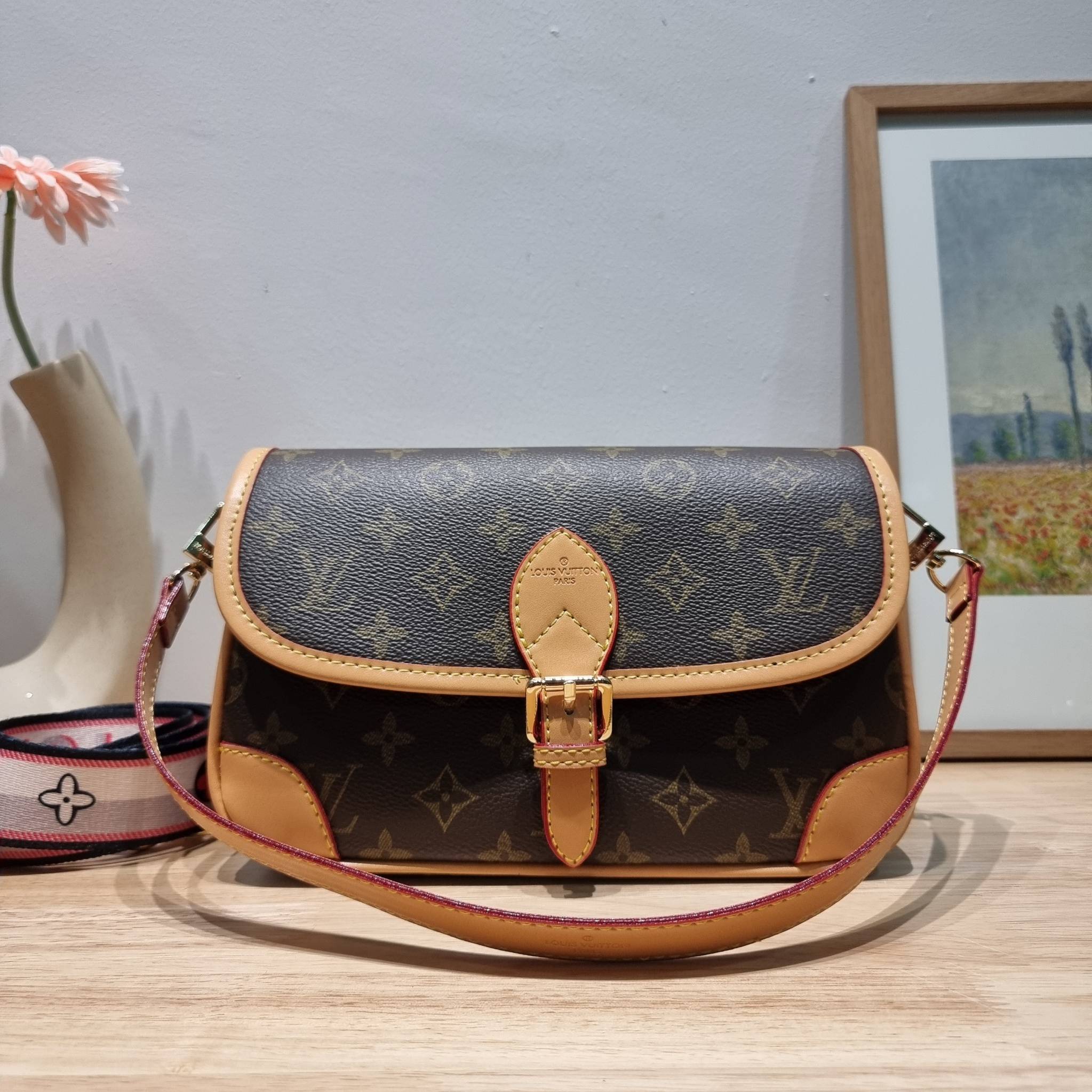 LV Diane Monogram Bag / LV multi handbag กระเป๋ามัลติฟังก์ชั่นสุดคุ้ม ดีไซน์ออกมาน่ารักน่าใช้มากๆ วัสดุหนังแคนวาส มีสายมาให้ถึง 2 แบบ สายหนังคล้องไหล่ได้ และสายสปอร์ตครอสบอดี้ได้ ปรับเปลี่ยนใช้ตามลุคแต่ละวันได้เลย