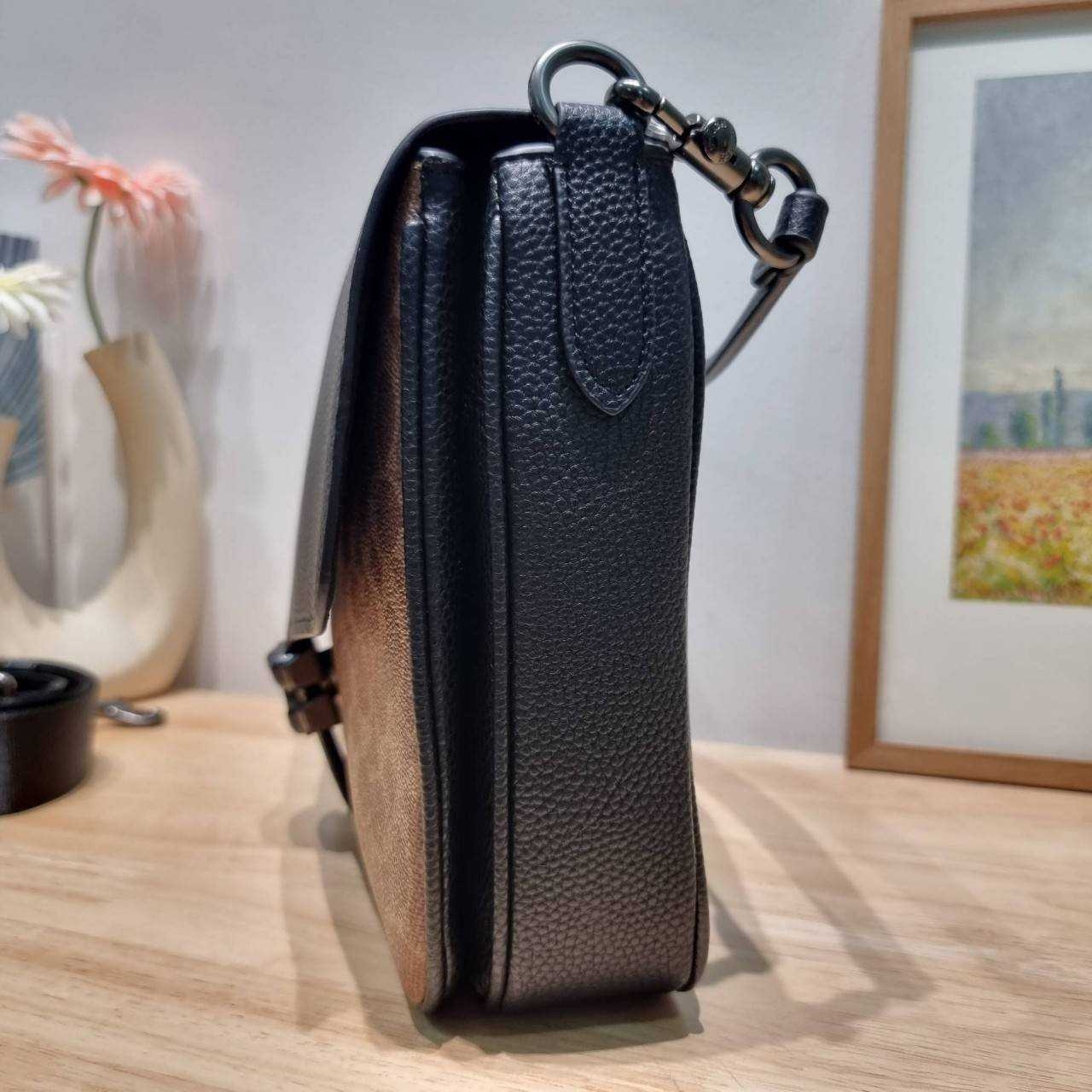 COACH Soft Tabby Messenger In Signature Canvas C8430 CH769 ไอเท็มที่หนุ่มๆต้องไม่พลาด กระเป๋าทรงแมสเซนเจอร์ใบใหญ่กำลังพอดี พร้อมด้วยสายสะพาย 2 เส้น