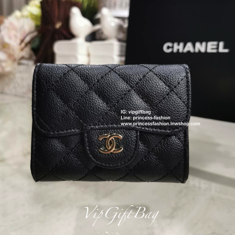 CHANEL SHORT WALLET VIP Gift With Purchase พรีเมี่ยมกิ้ฟ Chanel ไอเท็มนี้แนะนำค่ะ ลูกค้าสั่งพรีออเดอร์กันเยอะมาก วัสดุหนังด้านขึ้นลายตารางคลาสสิค ไม่มีเอ้าท์ เปิดปิดด้วยฝาปิด ด้านหน้าประดับโลโก้แบรนด์อะไหล่เงินสวยหรูดูดี ด้านหลังมีช่องใส่ของ ภายในมีช่องแบ