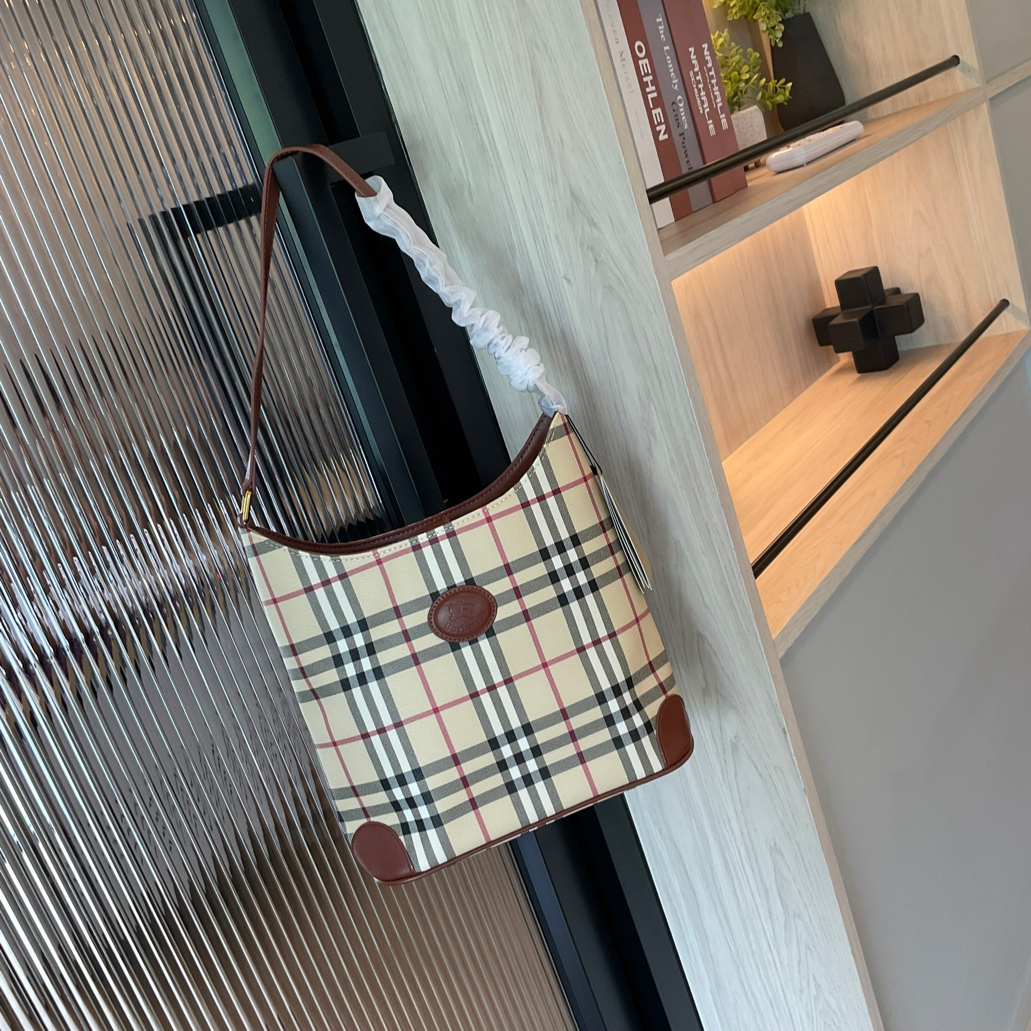 BURBERRY VINTAGE SHOULDER BAG กระเป๋าสะพายไหล่ วัสดุหนังPVC ทรงสูง อยู่ทรง ประดับโลโก้และตัดขอบด้วยหนังแท้สีน้ำตาลเข้ม