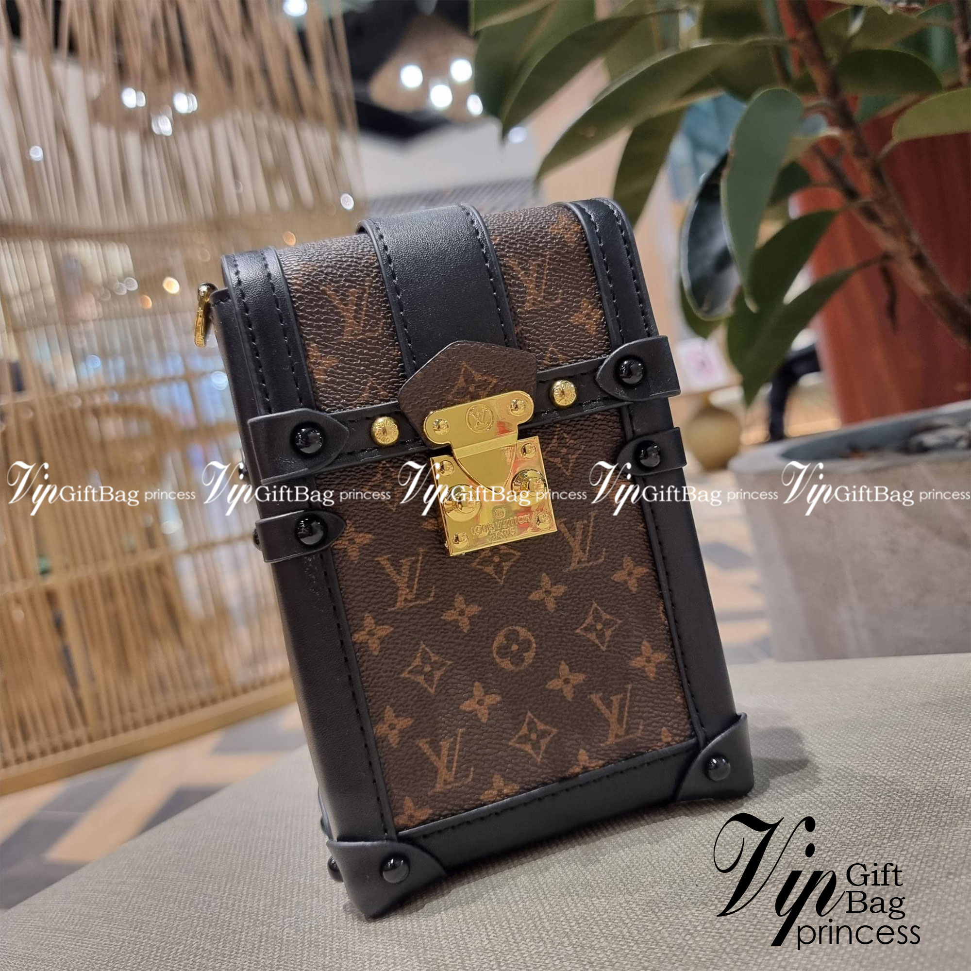 VIP 🥂 LV VERTICAL TRUNK POCHETTE ฮิตไอเท็มที่ใครๆก็อยากครอบครอง กระเป๋าทรงทรังค์ ยูนิเซ็กส์ที่ใช้ได้ทั้งชายและหญิง ด้วยดีไซน์คลาสสิคแฝงดีเทลความเป็นผู้ดี ทำให้ใบนี้ดูโดดเด่นและเป็นเอกลักษณ์ วัสดุหนังแคนวาสสลับหนังแท้ เปิด-ปิดด้วยอะไหล่แบบกดล็อค แน