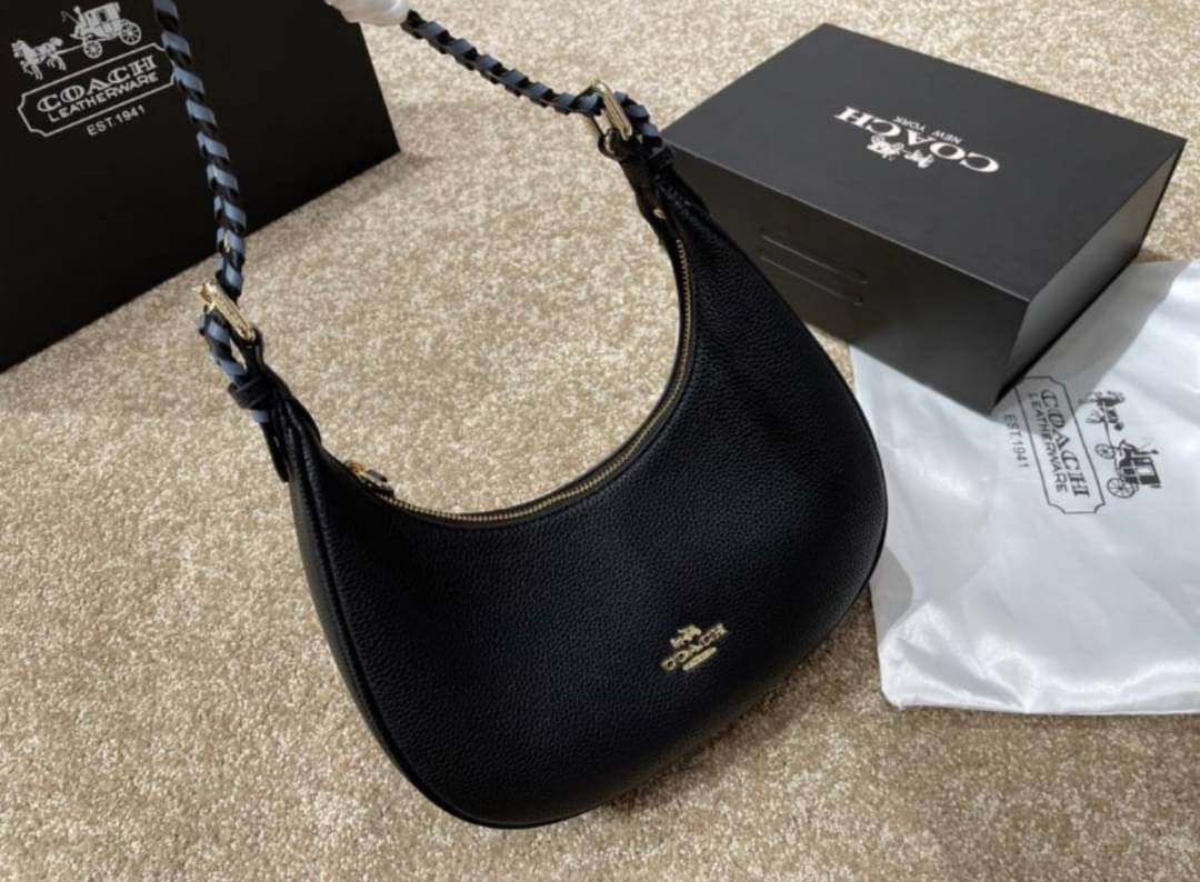 COACH BAILEY HOBO WITH WHIPSTITCH ((C4108//C1322)) พร้อมส่งที่ไทย!! สวยจริงไม่จกตาแน่นอนค่าา กระเป๋าทรงโค้ง ใช้แบบหิ้วหรือคล้องไหล่ก็ดูดี ใช้วัสดุหนังแท้ชั้นดี หนังสวยมากๆค่ะ ด้านหน้าใช้อะไหล่แบรนด์ตัวใหญ่ หรู ดูสะดุดตามีเดียว