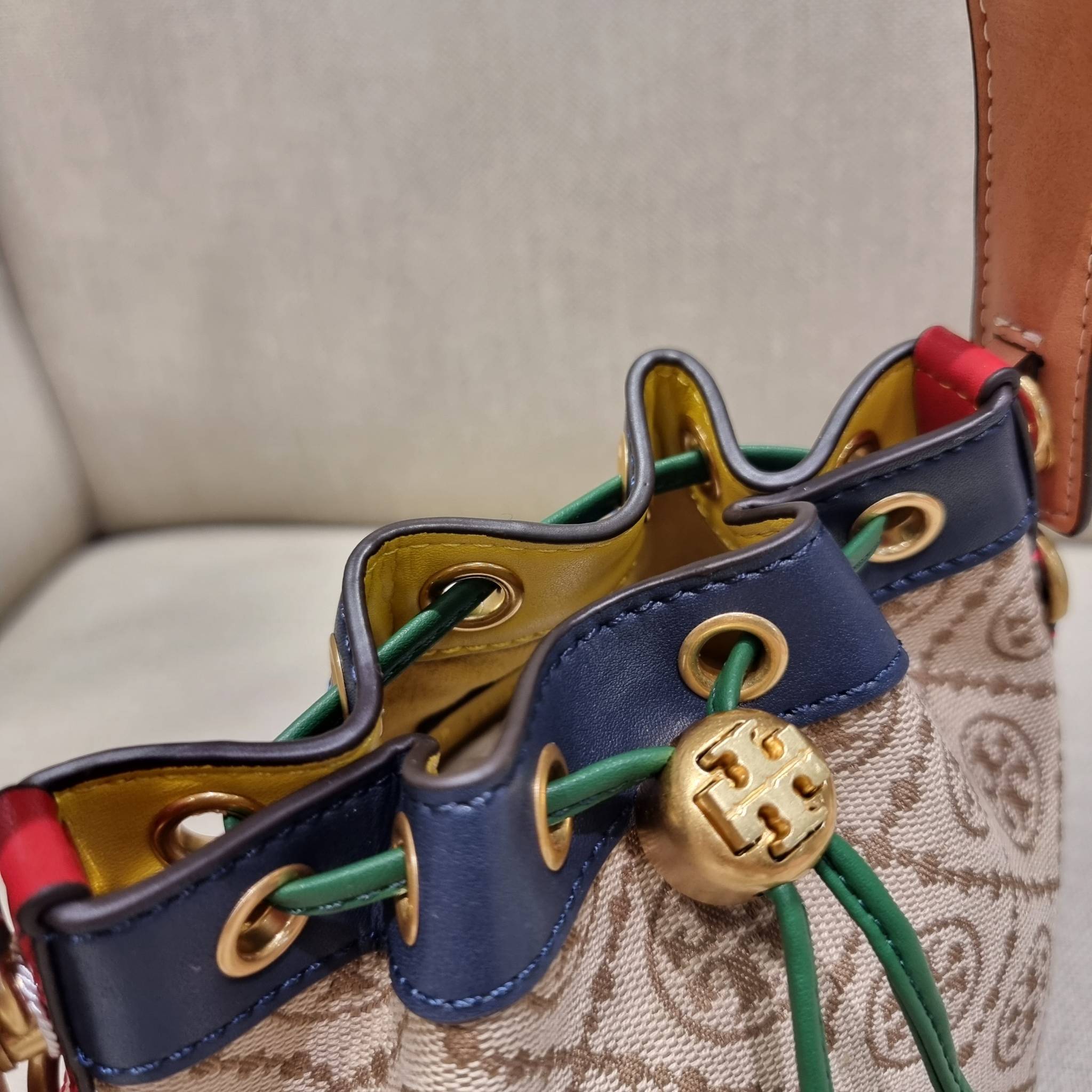 MINI : TORY BURCH T MONOGRAM COLOR-BLOCK JACQUARD MINI BUCKET BAG ใหม่ล่าสุด กับกระเป๋าบัคเก็ตทรงสวย ไซส์มินิ ในราคาน่ารัก โดดเด่นด้วยลวดลายเอกลักษณ์ ผสานลายคัลเลอร์บล็อค โทนสีตัดกันอย่างลงตัว ถักทอบนวัสดุ woven jacquard ลายคมชัด สลับส่วนของหนังแท้ ภายในเ