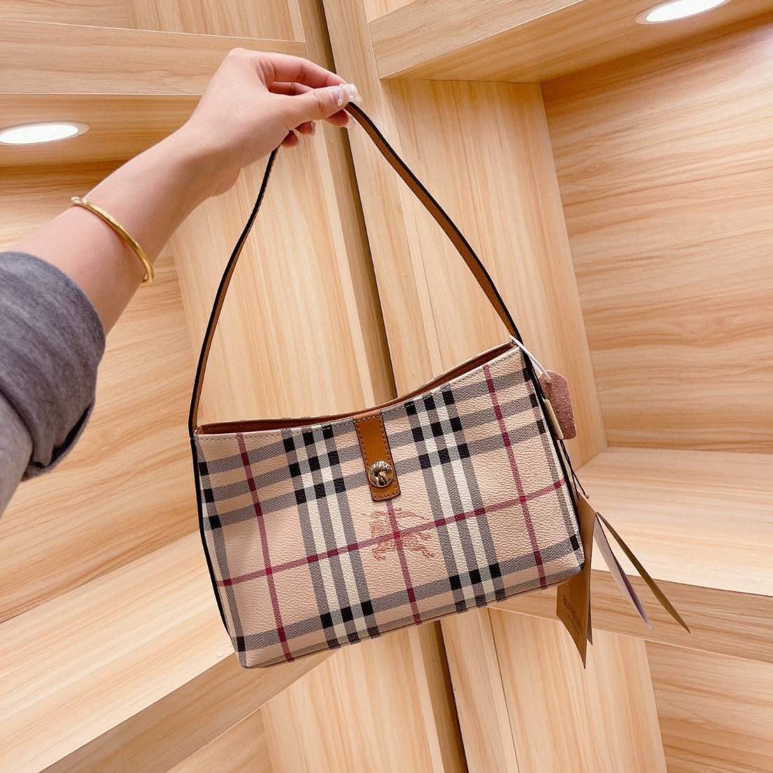 BURBERRY VINTAGE BAG VIP GIFT WITH PURCHASE (GWP) พรีเมี่ยมกิ๊ฟ Limited Edition จากBURBERRY วัสดุหนังPVC หนังนิ่ม กระเป๋าสะพายไหล่ทรงสวย เปิดปิดด้วยกระดุมแม่เหล็กด้านใน ภายในมีช่องใส่ของโล่งกว้าง พร้อมช่องซิปอีกหนึ่งช่อง สามารถใส่มือถือ กระเป๋าสตางค์ยาว ข
