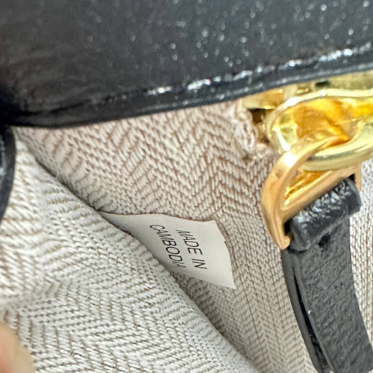 Tory Burch Britten Small Convertible Shoulder Bag คอลเลคชั่นใหม่สุดเรียบหรู กระเป๋าสะพายไหล่หรือสะพายข้าง วัสดุหนังอย่างดี