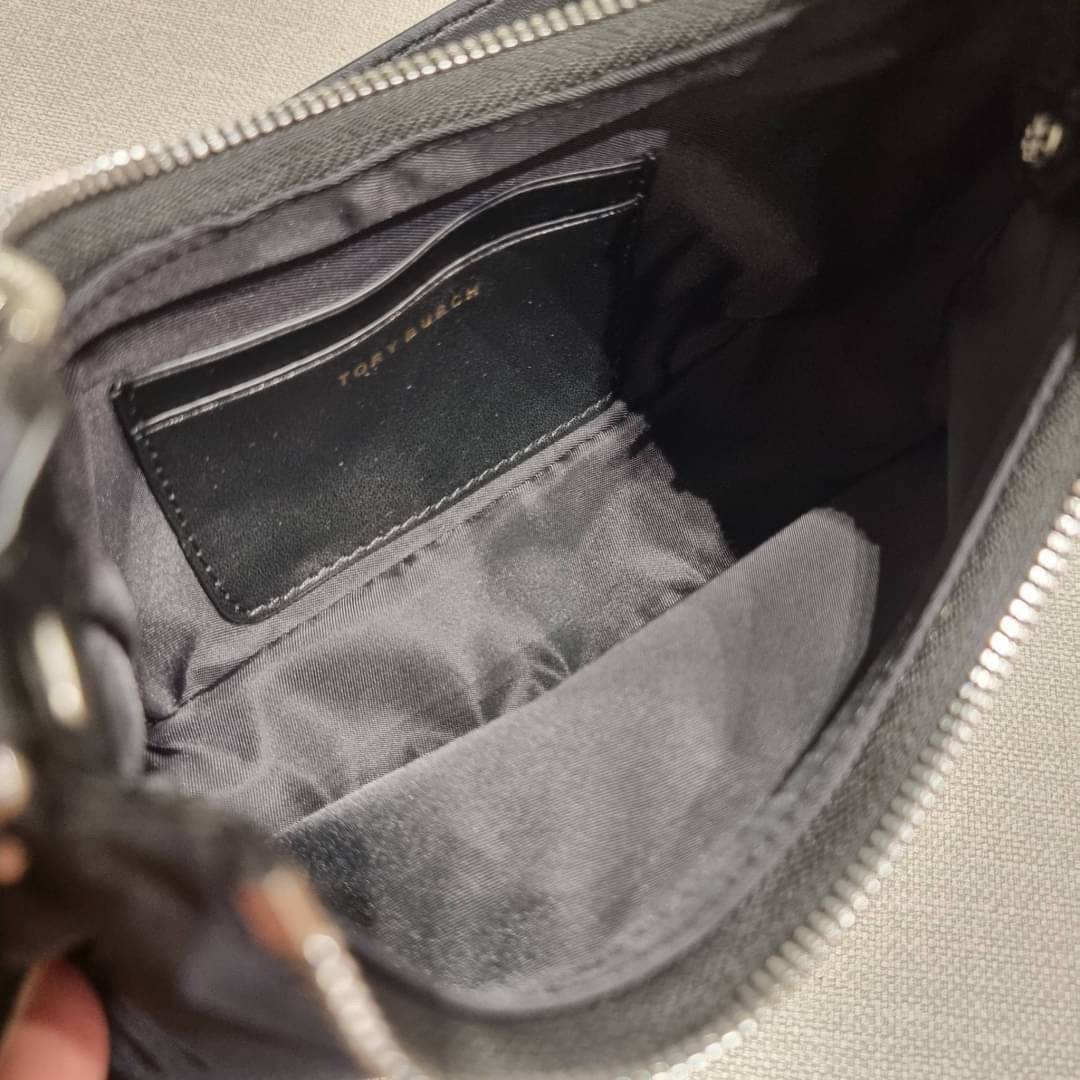 TORY BURCH MERCER NYLON SMALL SHOULDER BAG ใหม่ก่อนใคร!! กับคอลหวานๆ สดใสๆ กระเป๋าสะพายทรงโฮโบ ขนาดกะทัดรัด ฟังก์ชั่นการใช้งานจัดแบบเต็มที่ ด้วยสายสะพายถึง 3 เส้น สายโซ่คล้องแขน สายหนังแบบสั้นคล้องไหล่ และสายสปอร์ตเส้นใหญ่ ดูดี!! คุ่มแค่ไหนคิดดู!! วัสดุผ้