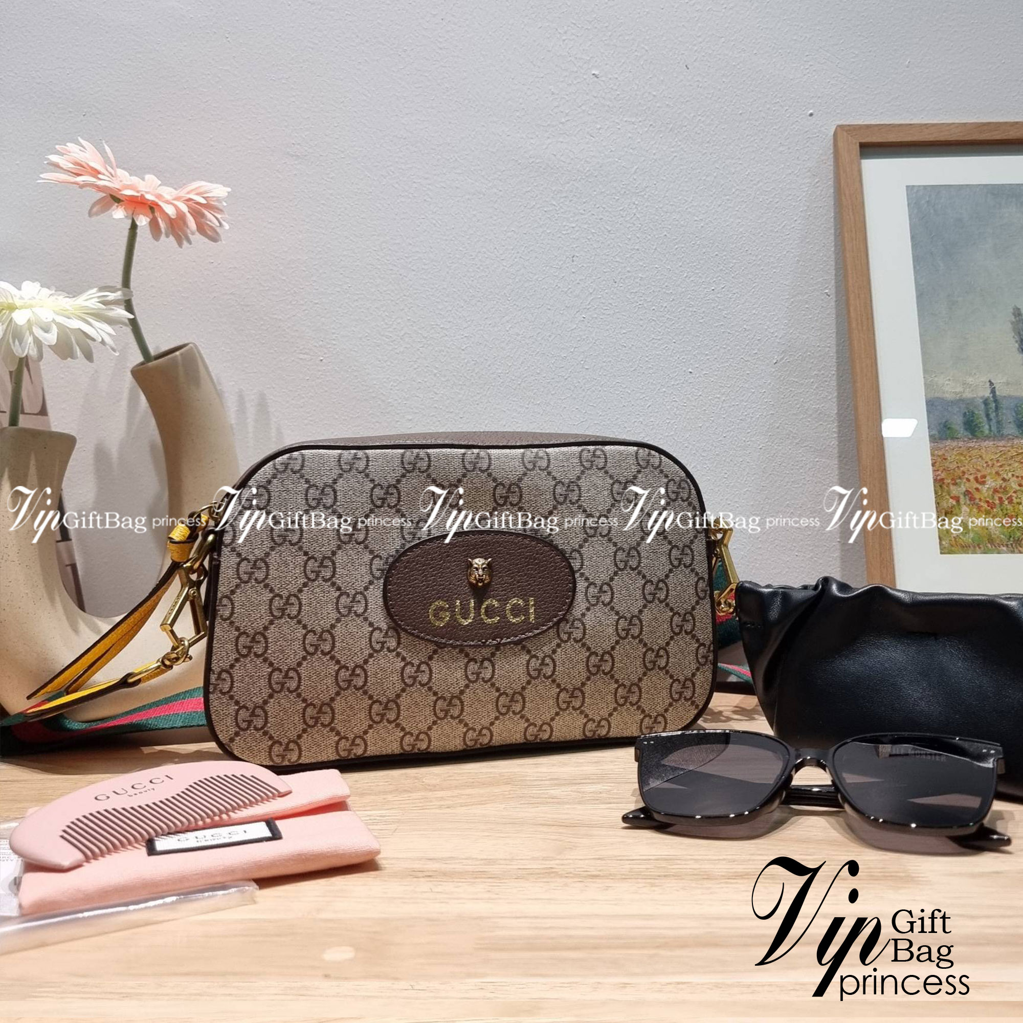 Set 3 ชิ้น Gucci Neo Vintage GG Supreme Messenger Bag box set ชวนสะสม ใครมองหาของขวัญอยู่ เซ็ทนี้จัดว่าเลิศมาก! กับการจับเอารุ่นยอดฮิต มามิกซ์รวมกับไอเท็มสุดคุ้มของมันต้องมี!! จัดเรียงให้อยู่ในกล่อง box set ลิมิเต็ด ที่มีทั้งแว่นตา gentle monster แบรนด์สุ